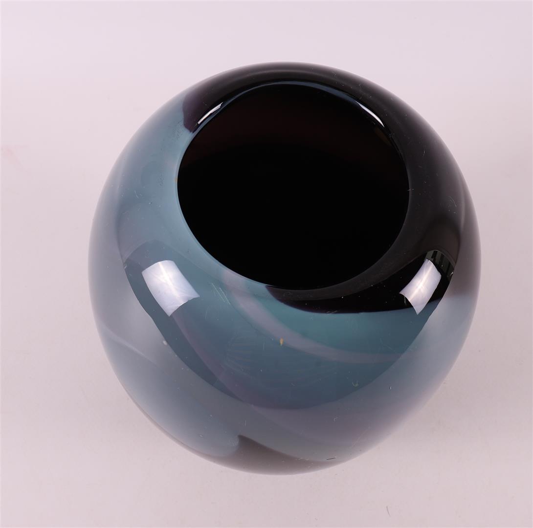 A black/blue/grey glass vase, design & execution Cees van Olst. - Image 3 of 4