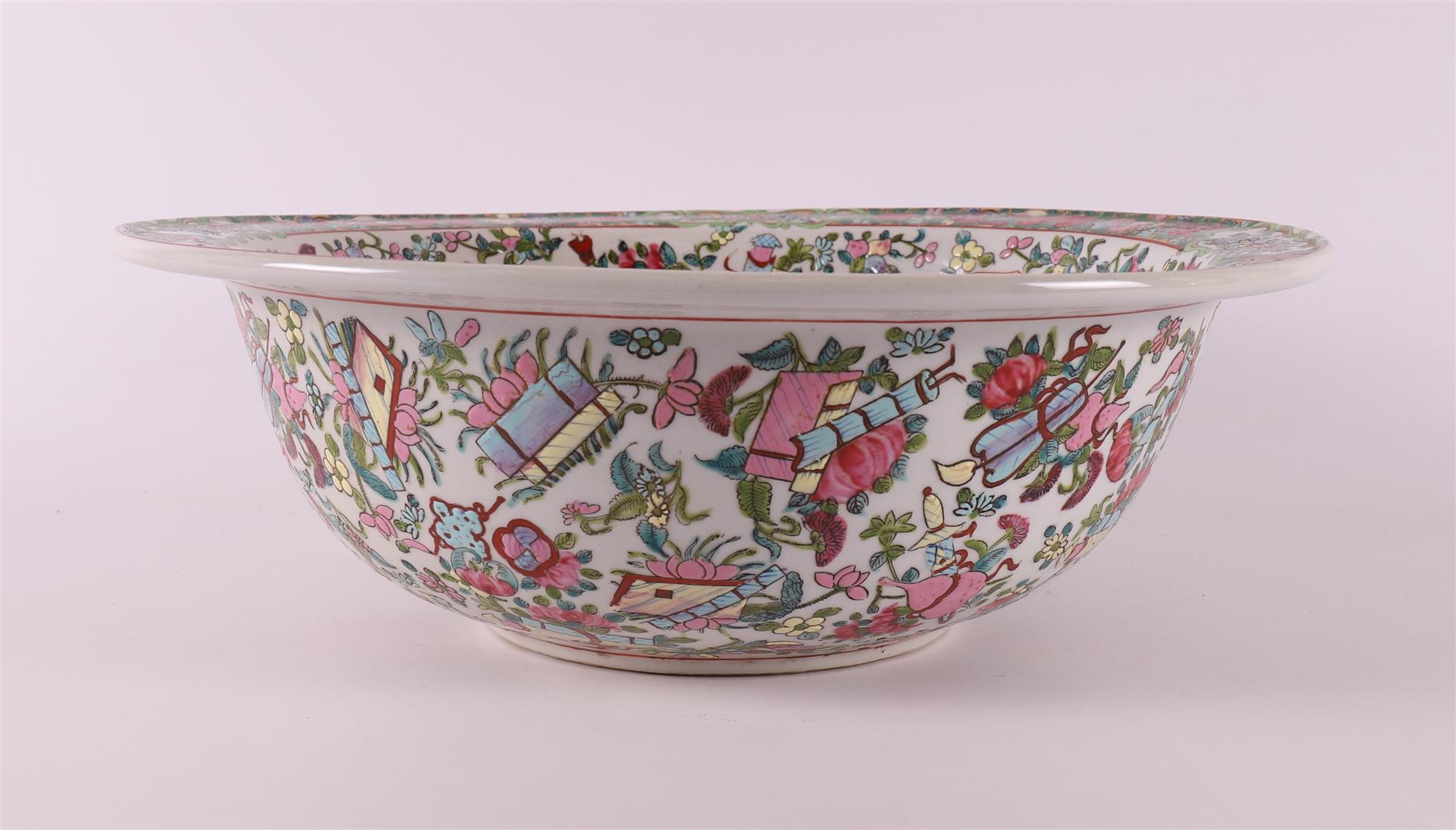 A porcelain famille rose wash bowl, China, Canton, 20th century. - Image 4 of 7