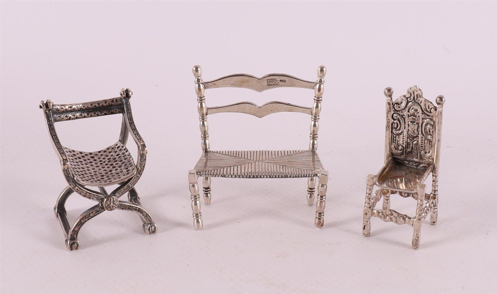 Etagere silver. A second grade silver bench, Amsterdam 20th century + 2 chairs.