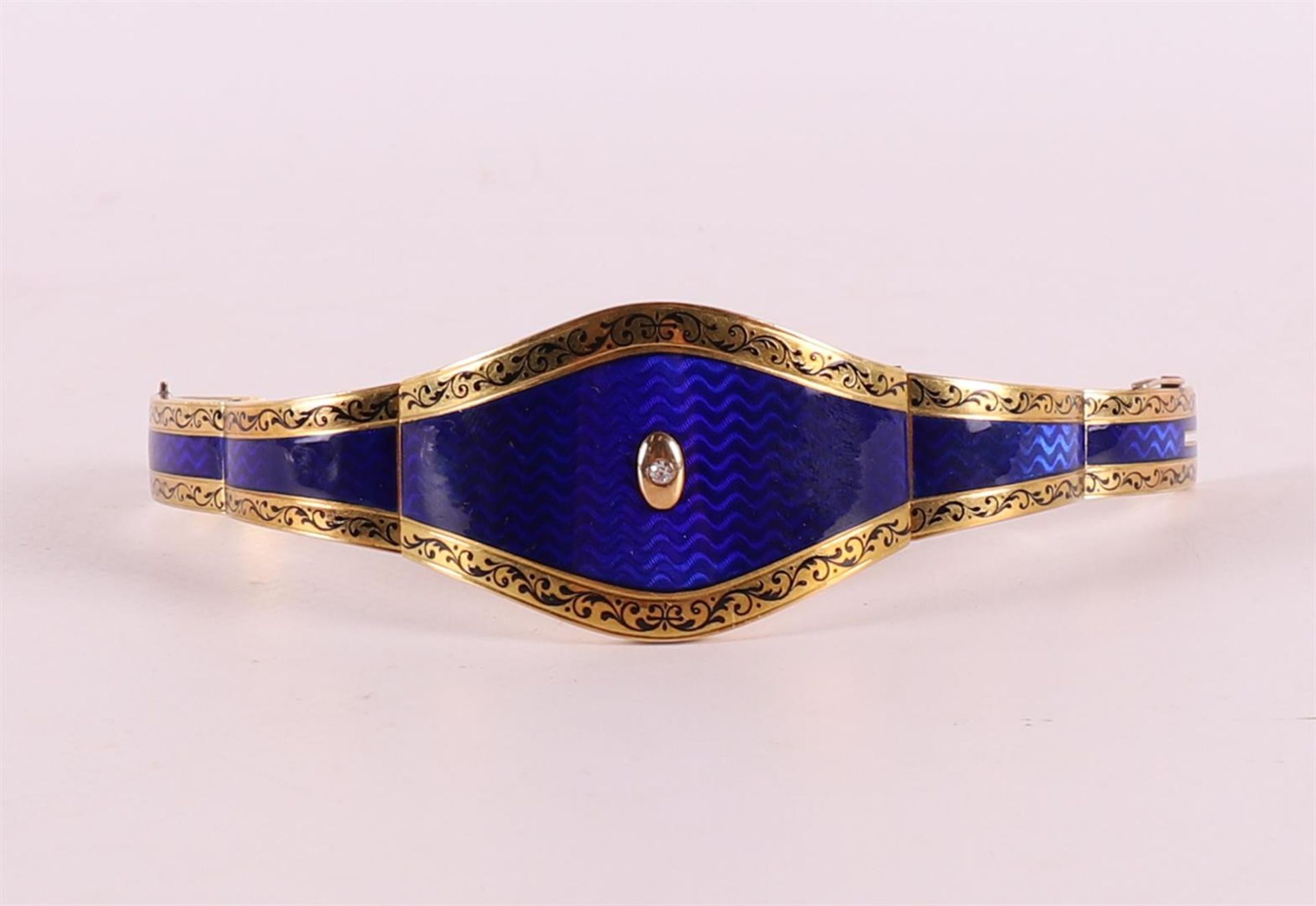 A blue guilloche and 18 kt 750/1000 gold rigid bracelet, 1st half 20th century. - Image 3 of 4