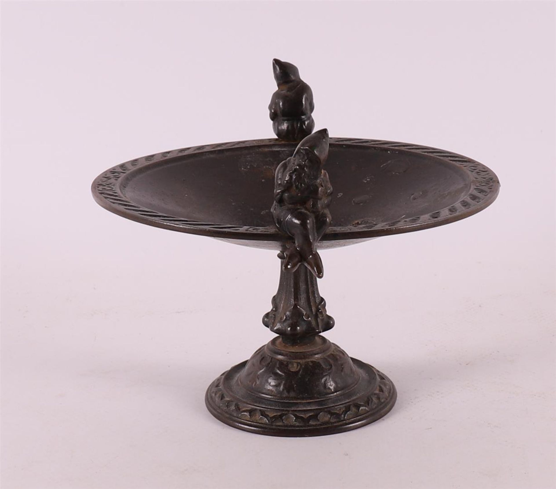 A cast iron tazza with two sitting gnomes, Germany ca. 1900 - Image 3 of 4