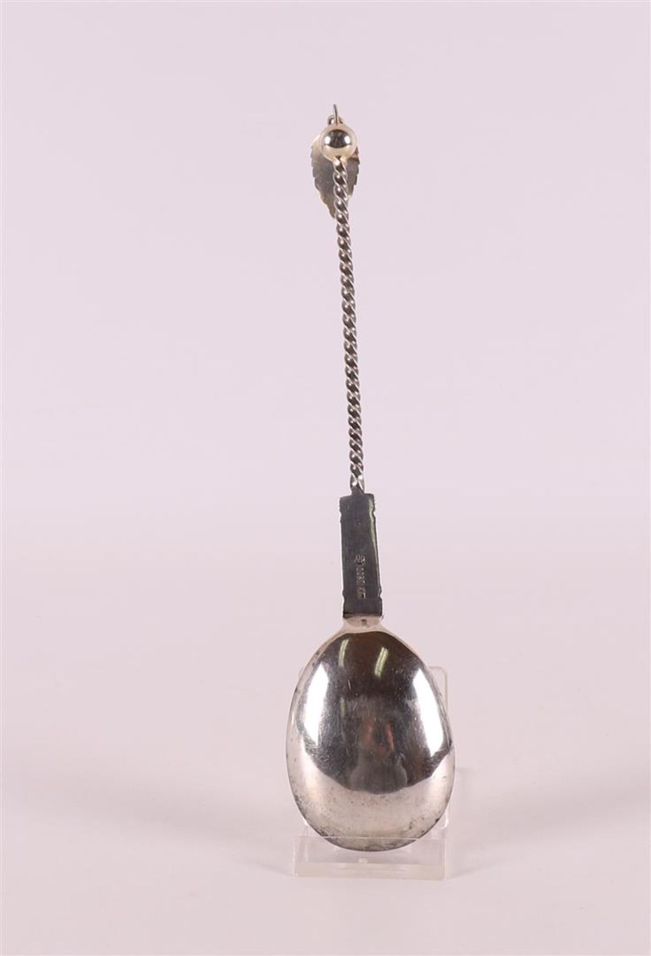 A second grade silver spoon with gilded bowl, twisted handle ending in leaf - Bild 2 aus 2