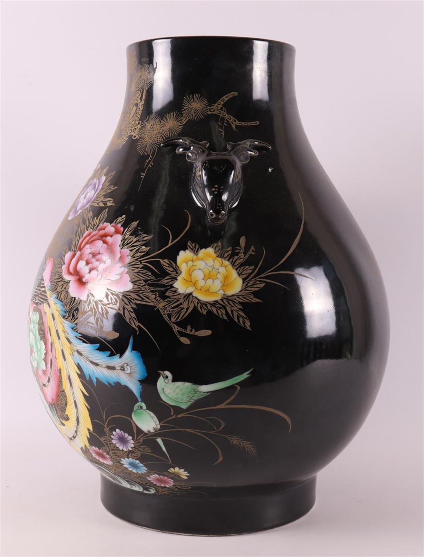 A porcelain famille noir vase with deer heads for ears, after Kangxi, China - Bild 2 aus 6