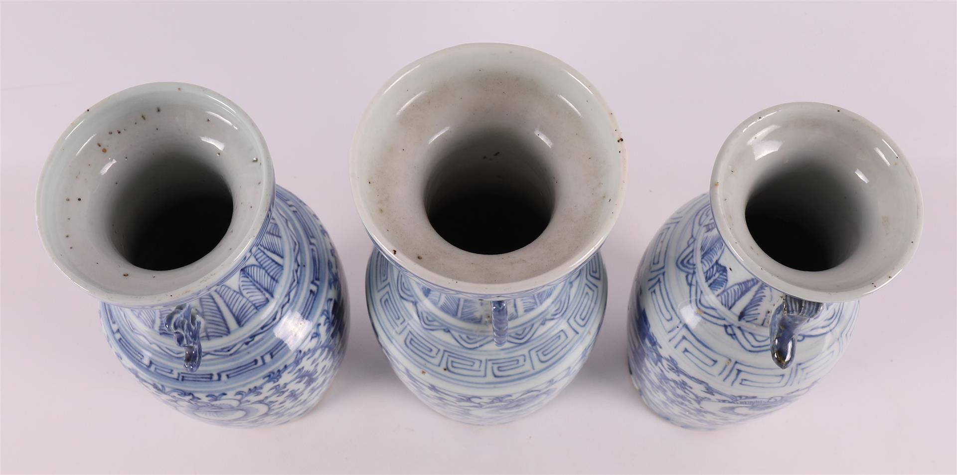 Three blue and white porcelain baluster vases with ears, China, around 1900. - Bild 5 aus 6