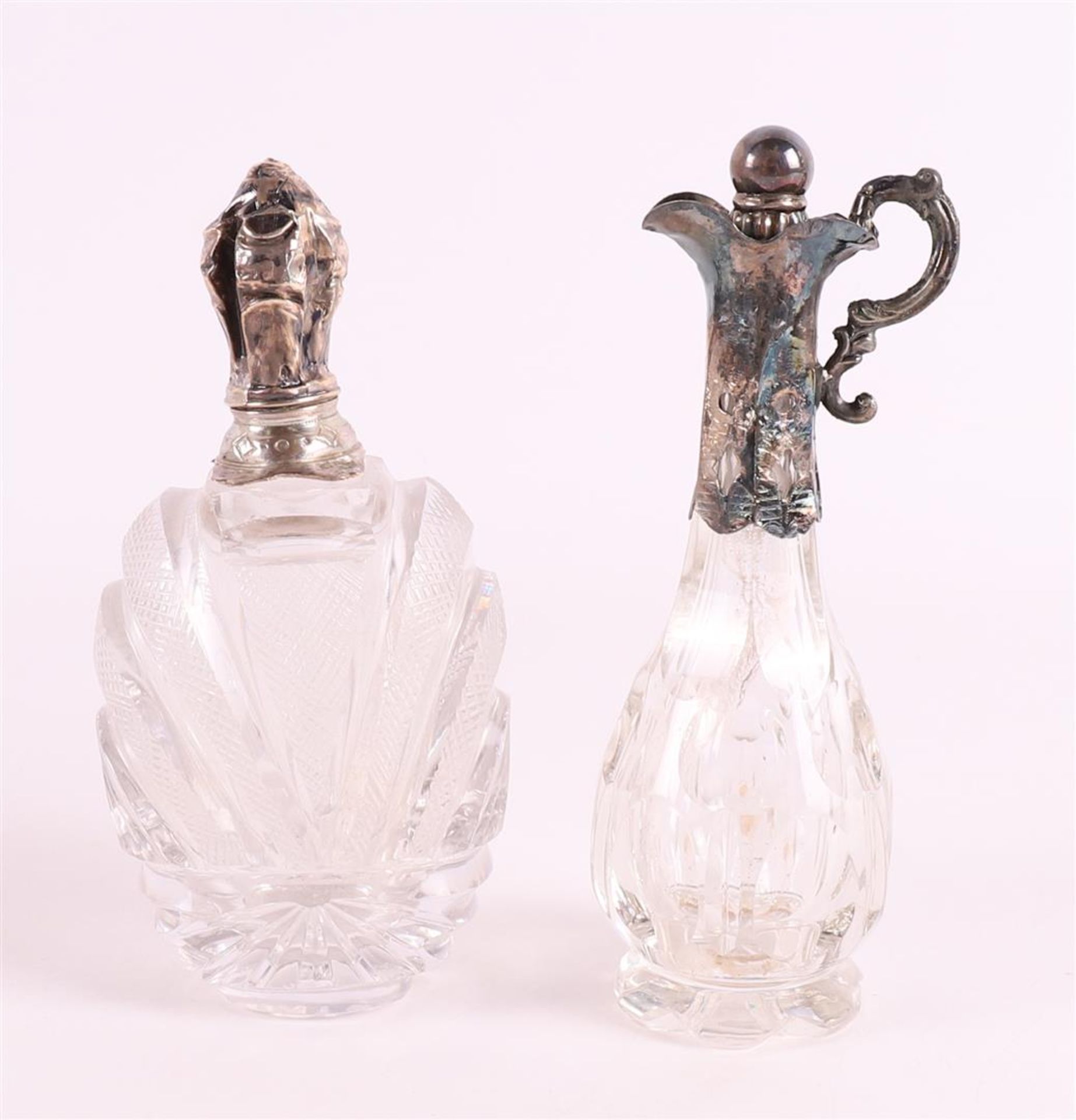 A clear crystal fragrance flask with silver flip lid and frame, 19th C.