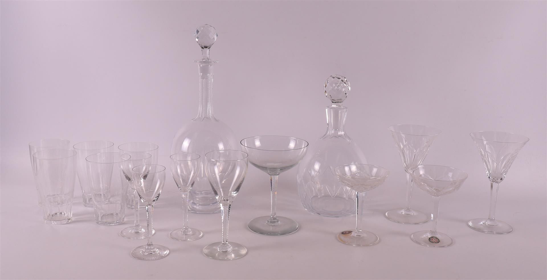 Netherlands, Maastricht. A clear glass decanter 'Ségur' with glasses, 20th centu