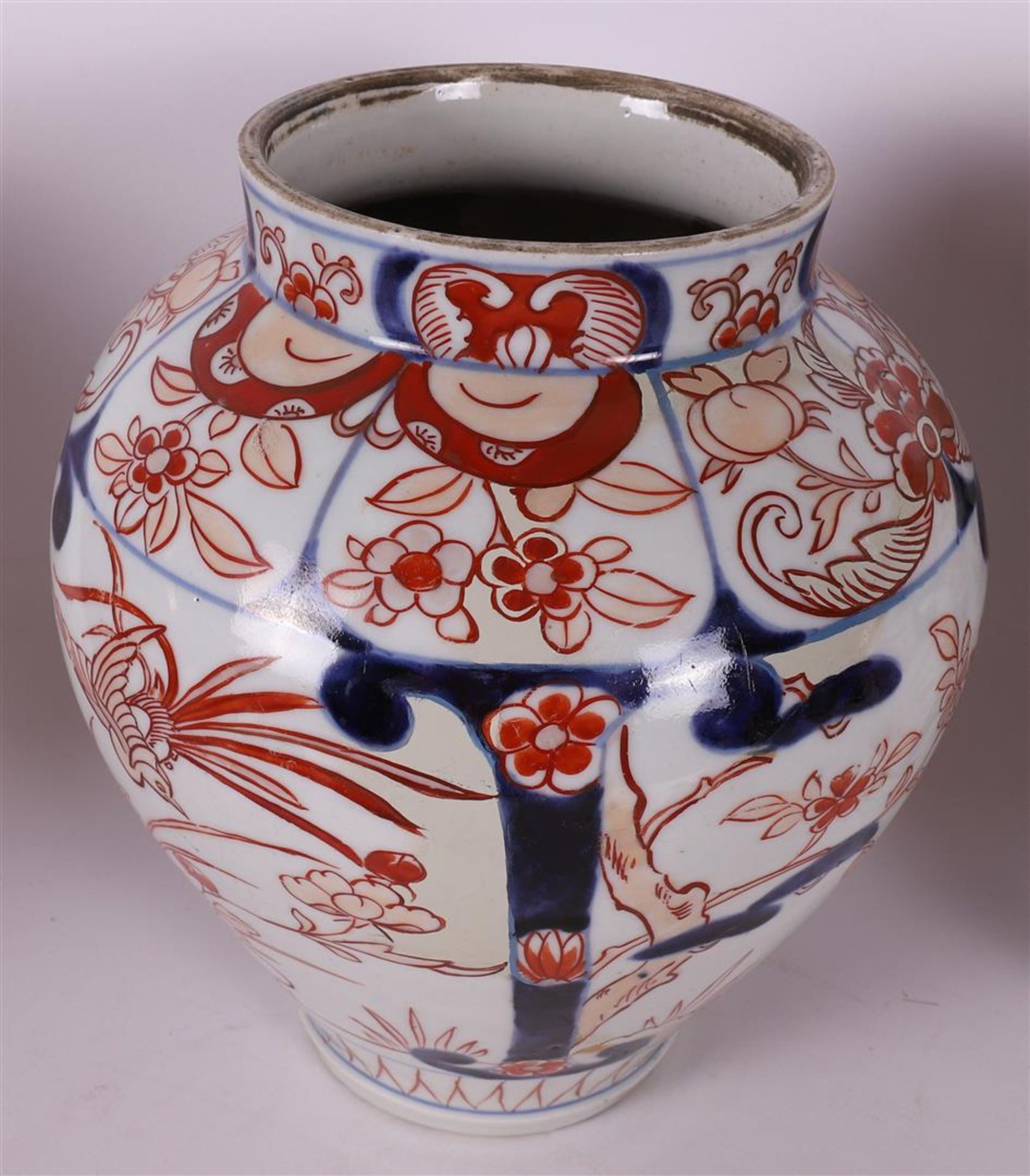 A five piece porcelain Imari garniture, Japan, circa 1700. - Image 8 of 20