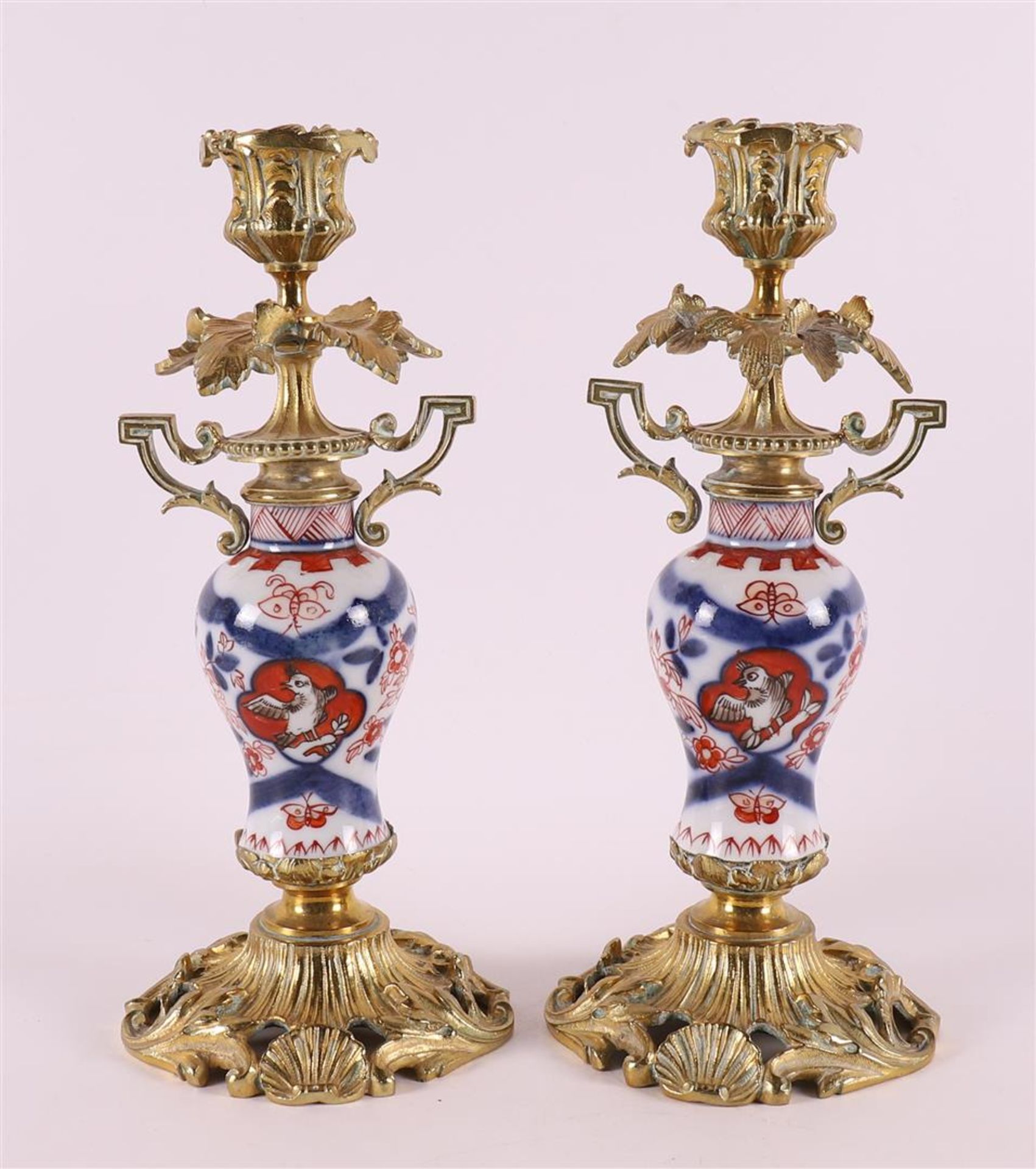 A pair of porcelain Imari one-light candlesticks, Japan, circa 1900. - Bild 2 aus 2