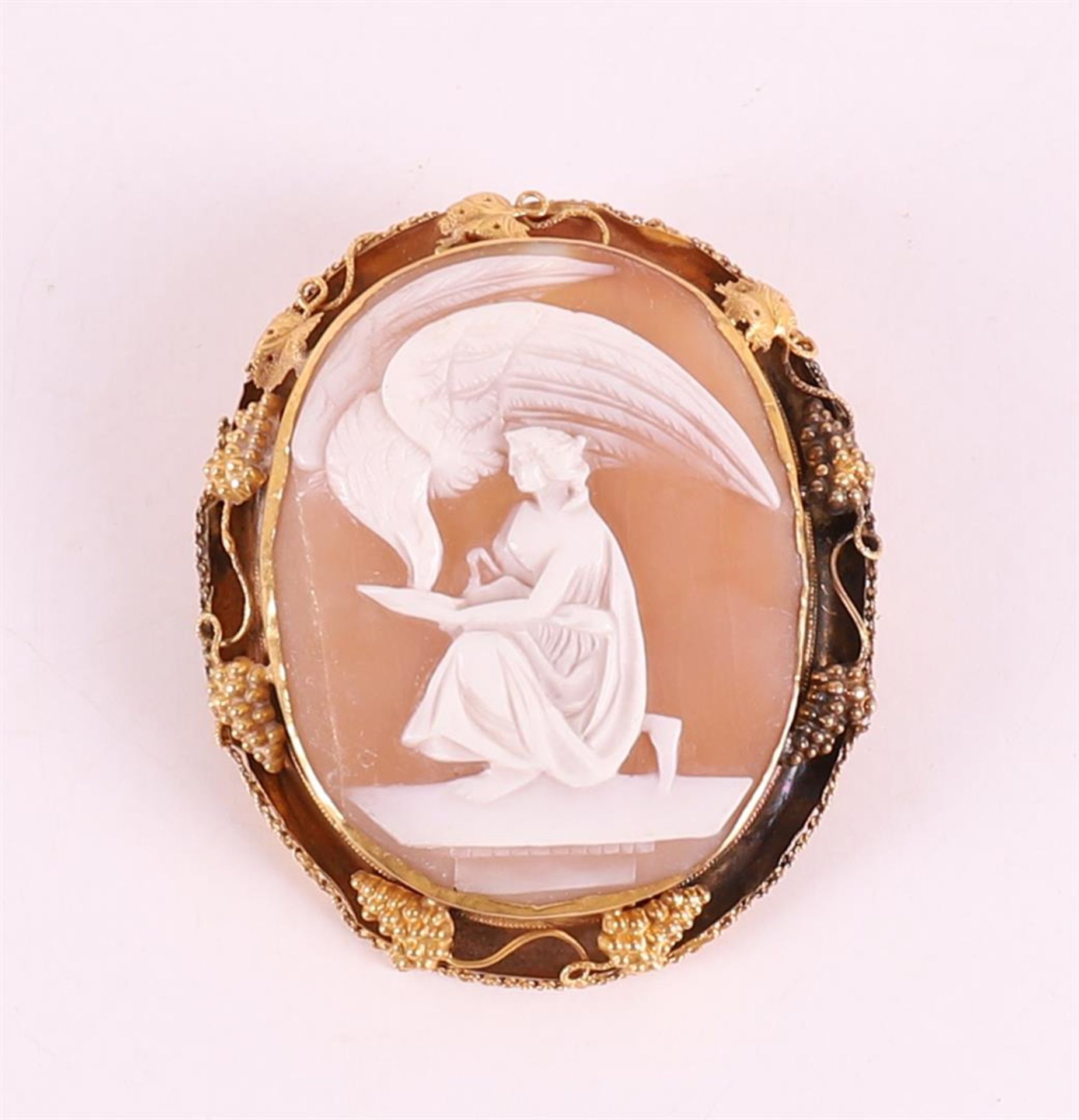 A shell cameo in 14 kt 585/1000 frame, 19th century.