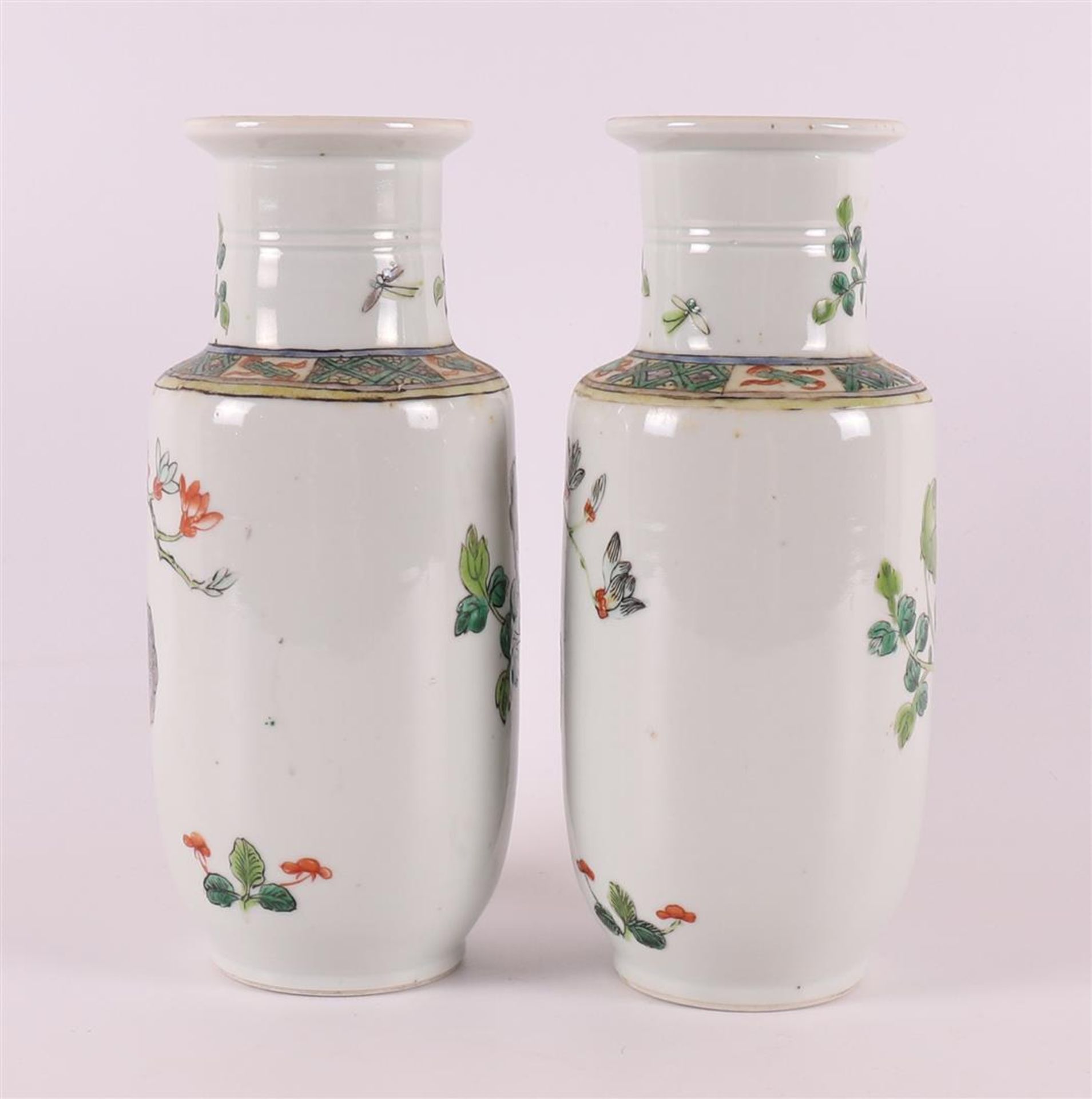 A pair of porcelain famille verte trolley vases, China, 20th century. - Bild 3 aus 8