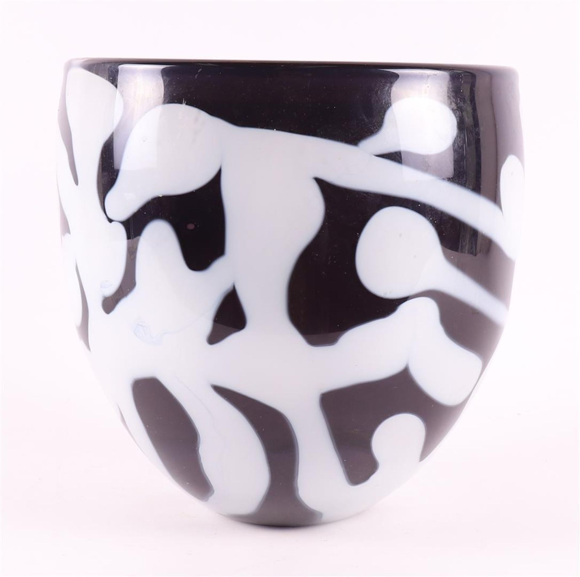 A white/black glass unica vase, design & execution Cees van Olst, Diever. - Bild 2 aus 6