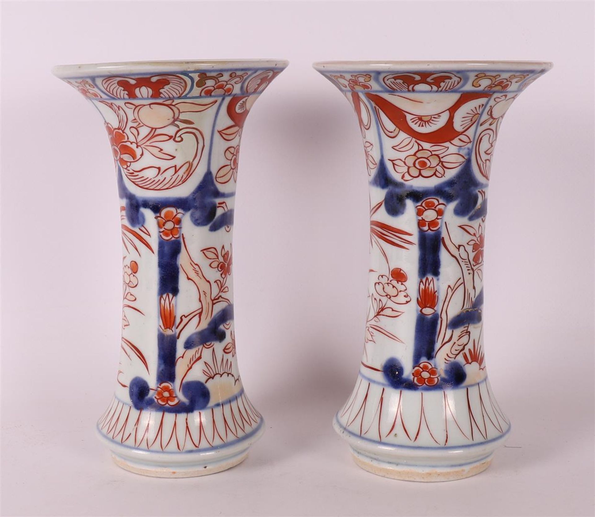 A five piece porcelain Imari garniture, Japan, circa 1700. - Image 15 of 20