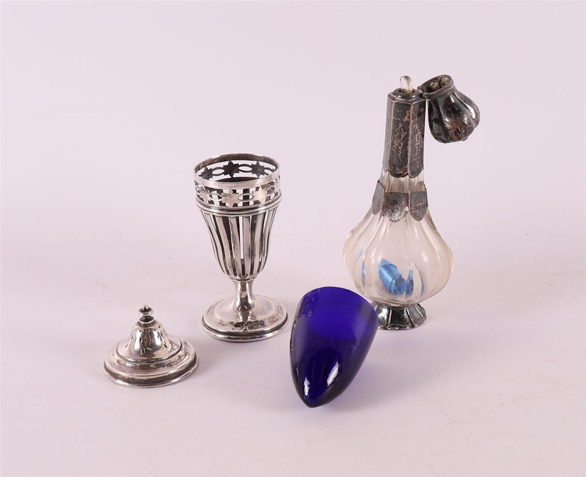 A clear crystal fragrance flask with silver mounting, including stopper, 19th ce - Image 2 of 2