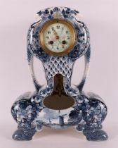 A mantel clock in Delft blue earthenware housing, early 20th century.
