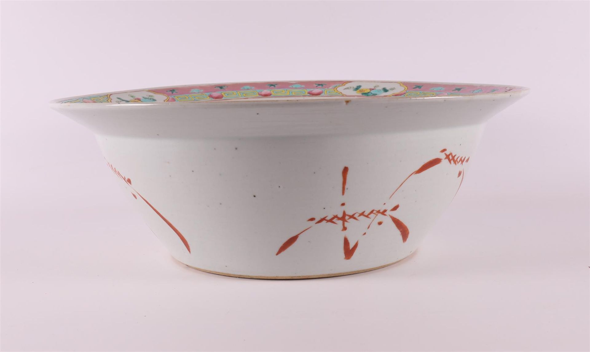 A porcelain famille rose wash bowl, China, Guangxu, around 1900. - Image 7 of 8