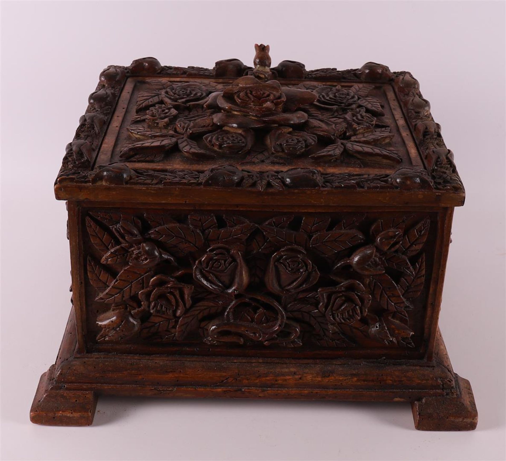 A carved wooden lidded box with relief decoration of roses, around 1900. - Bild 6 aus 8