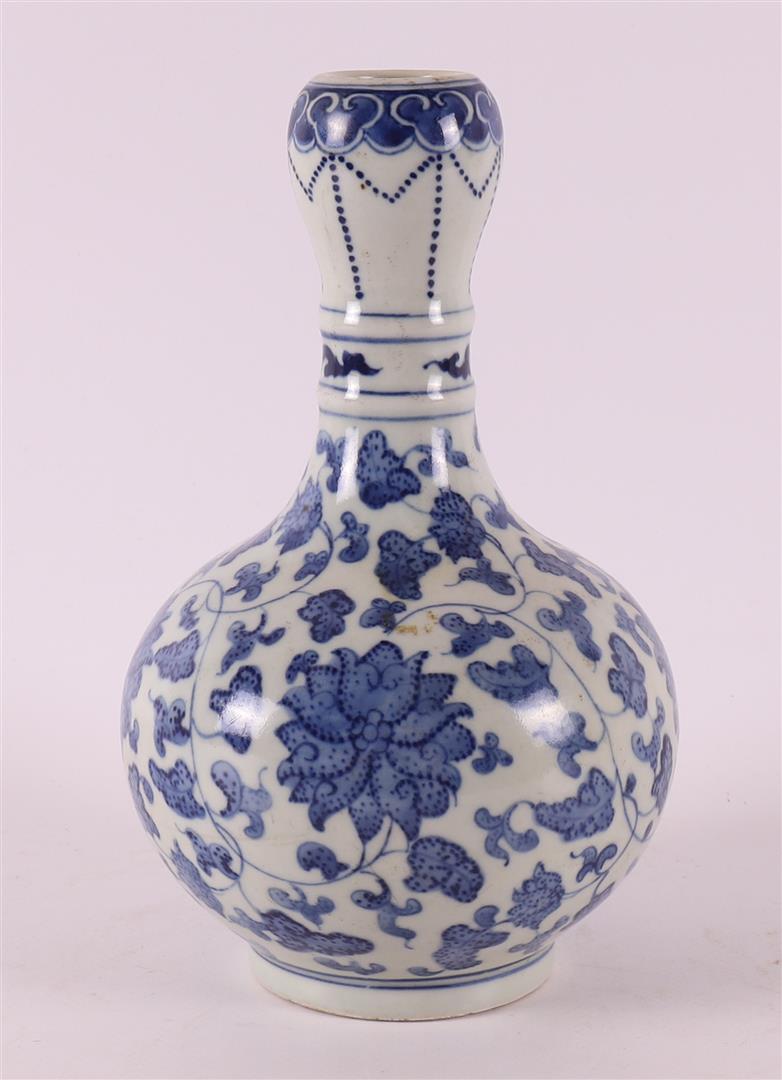 A blue and white porcelain garlic-mouth vase, China, 20th century. - Image 4 of 6