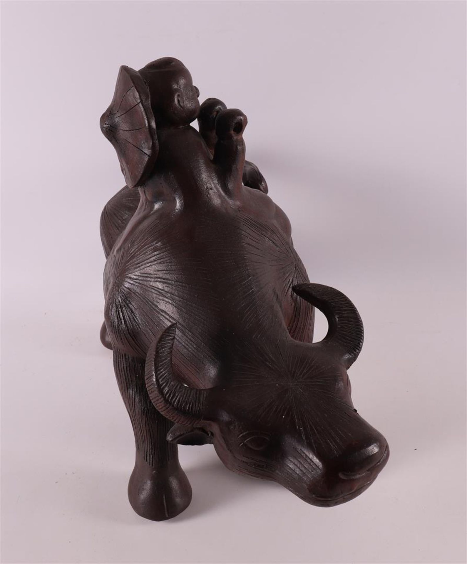 A stoneware water buffalo with a fool on its back, China, 21st century. - Bild 3 aus 4