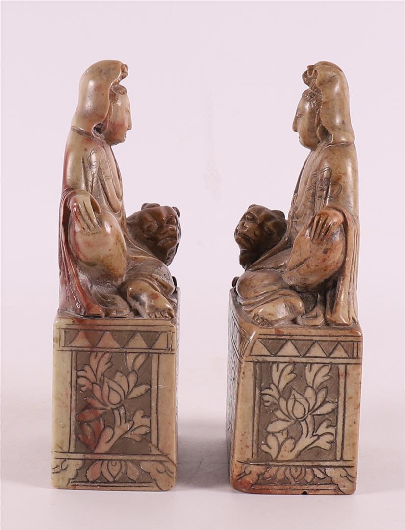 A set of soapstone supports in the shape of a seated Long Lijs and a dog of Foo - Image 4 of 4