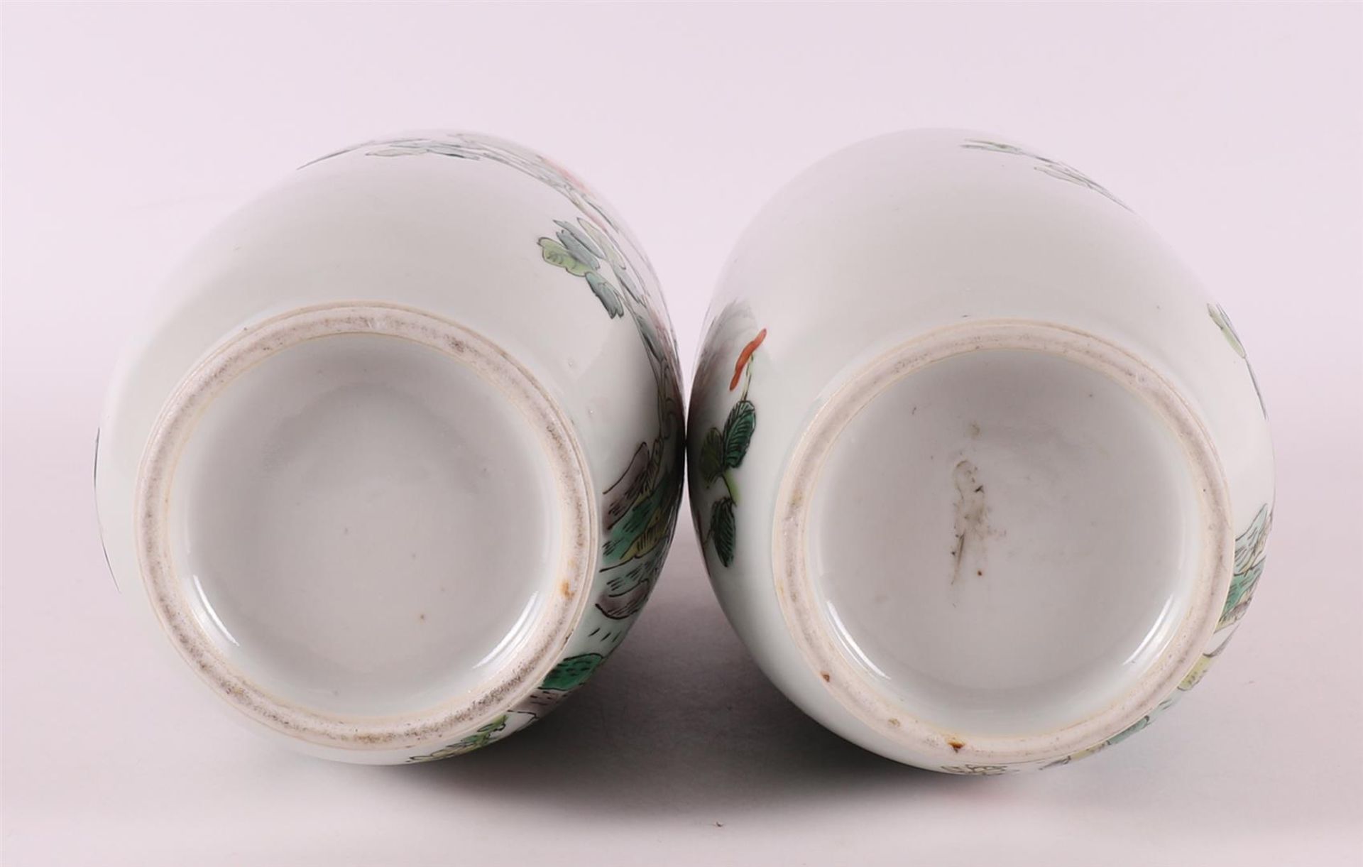 A pair of porcelain famille verte trolley vases, China, 20th century. - Bild 8 aus 8