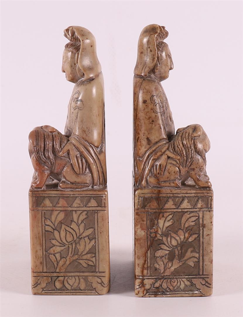 A set of soapstone supports in the shape of a seated Long Lijs and a dog of Foo - Image 3 of 4