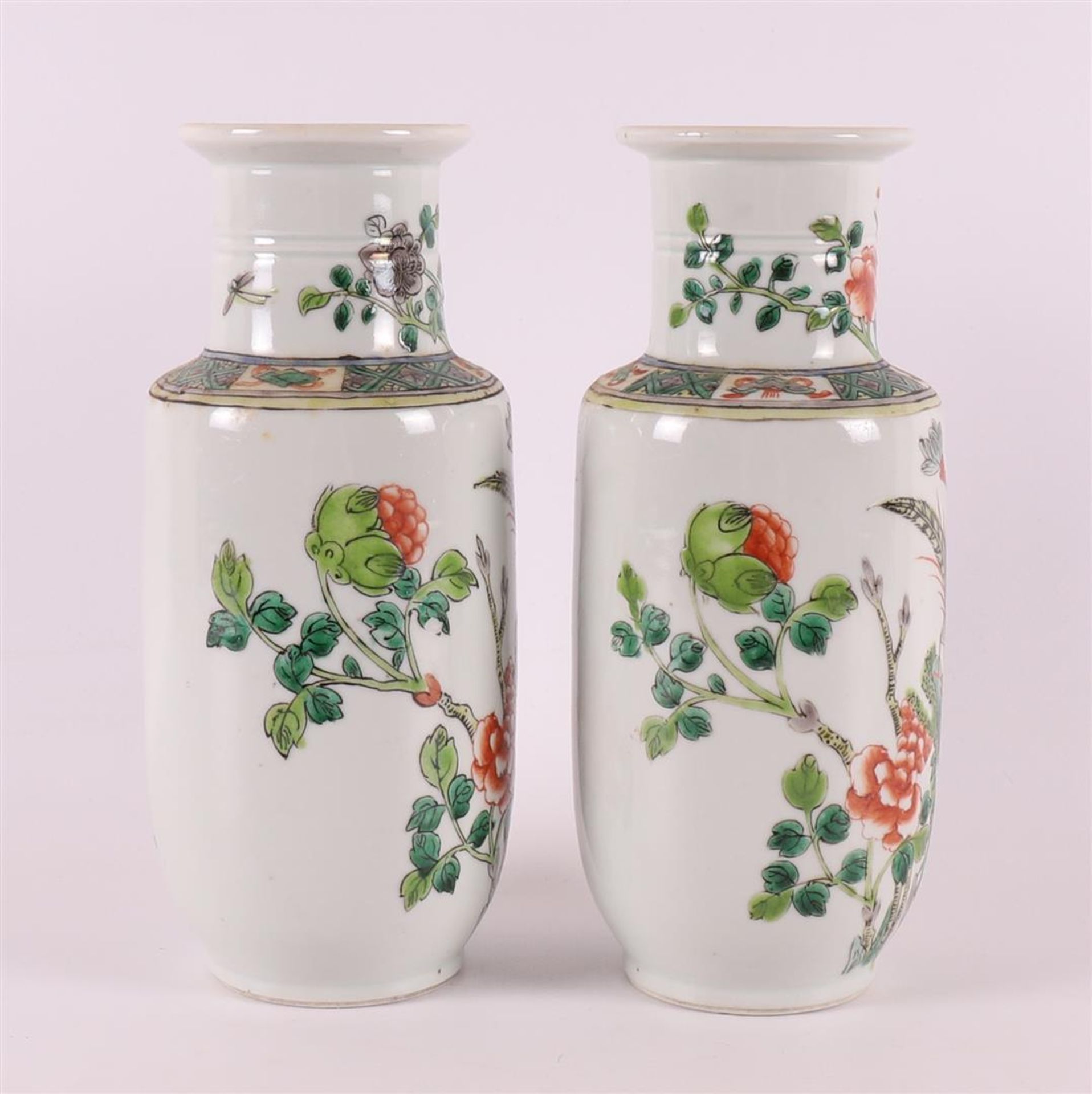 A pair of porcelain famille verte trolley vases, China, 20th century. - Bild 4 aus 8