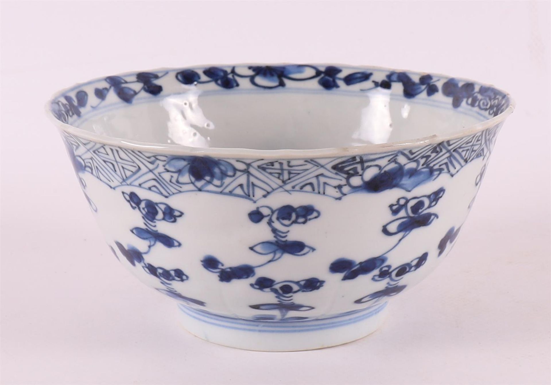 A blue and white porcelain bowl on a stand ring, China, Kangxi, around 1700.