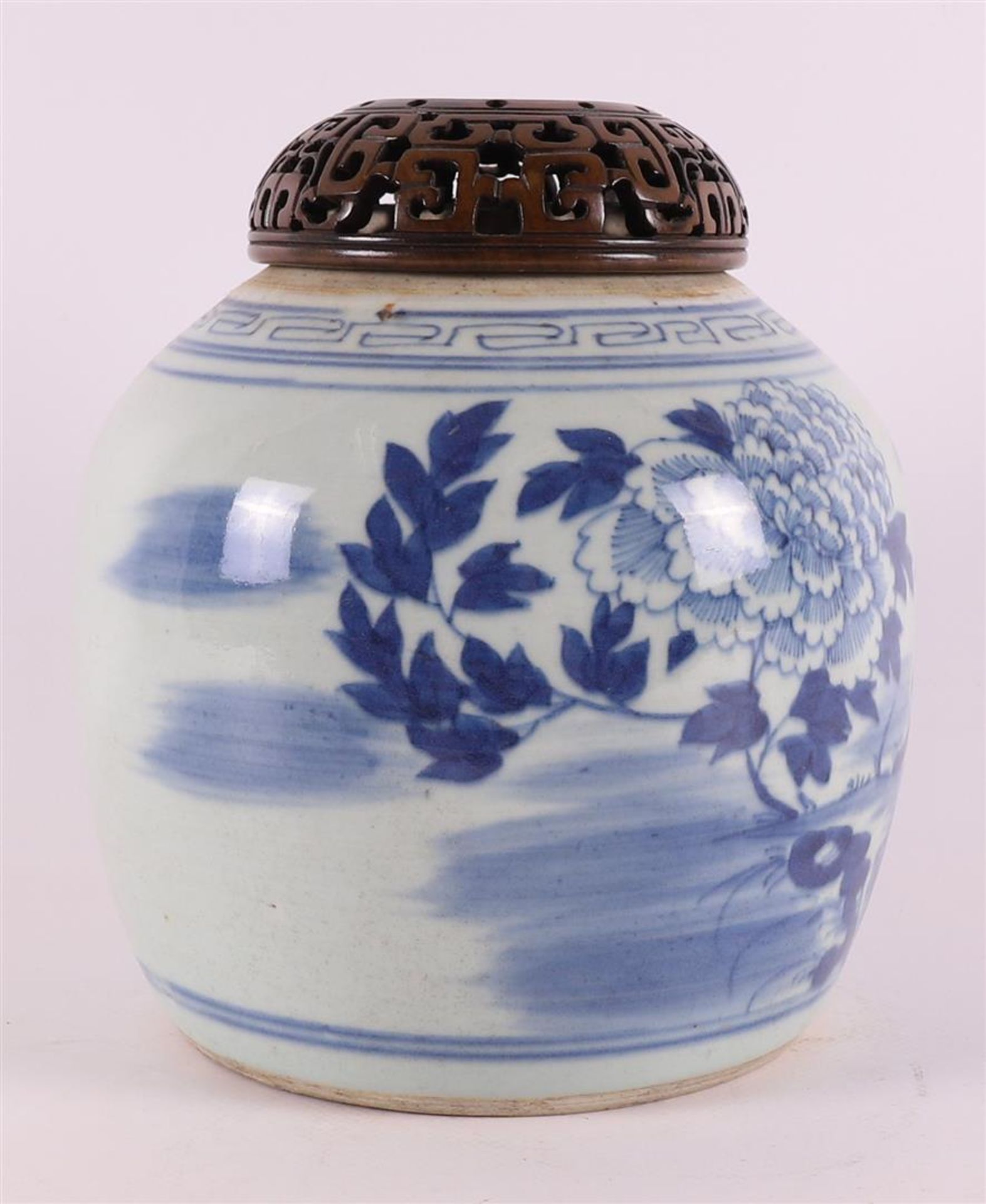 A blue and white porcelain ginger jar with pierced wooden lid, China, 19th centu - Bild 4 aus 7