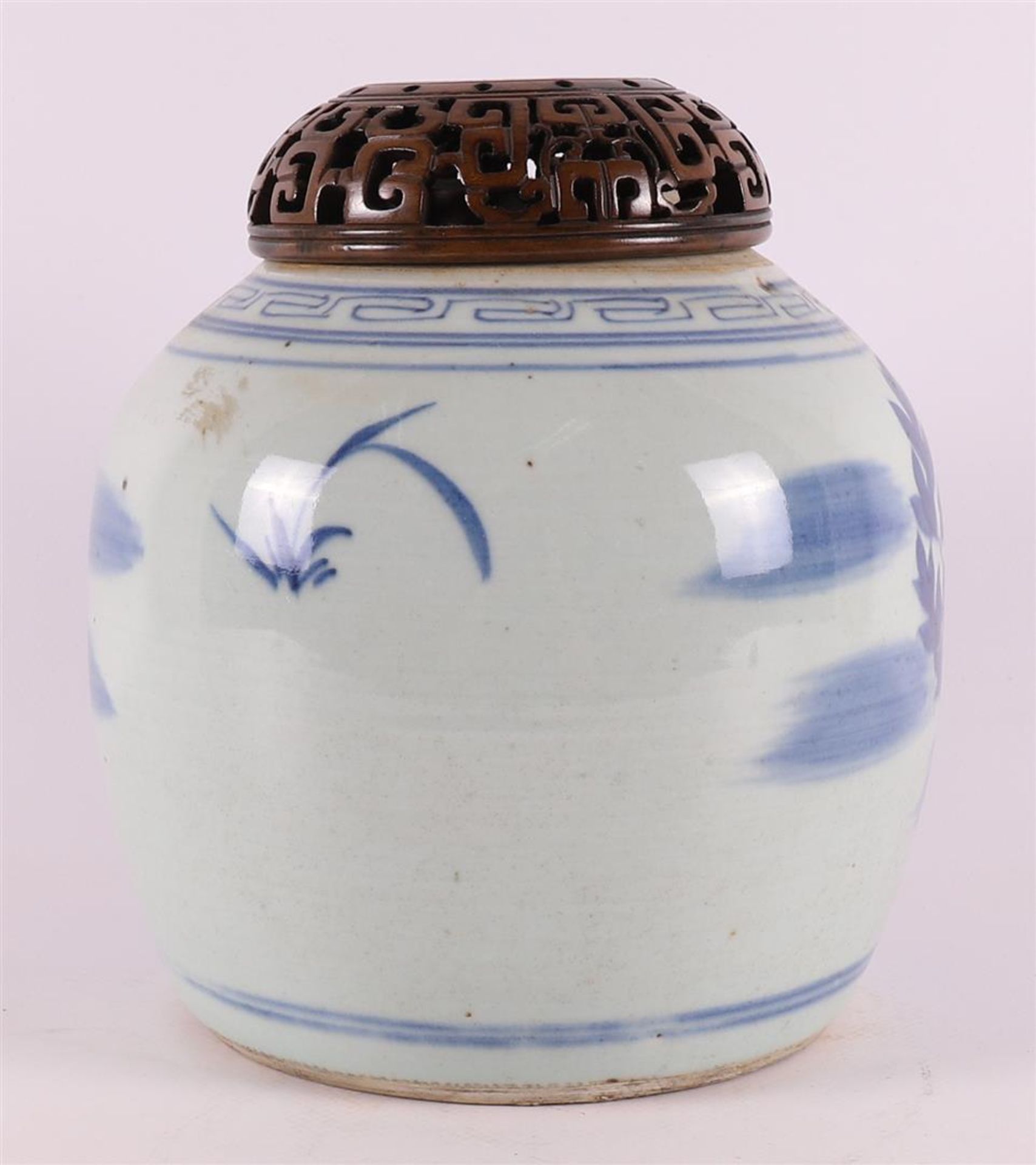 A blue and white porcelain ginger jar with pierced wooden lid, China, 19th centu - Bild 3 aus 7