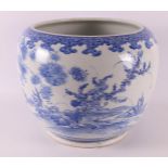 A blue/white porcelain cachepot, Japan, 19th/20th century.