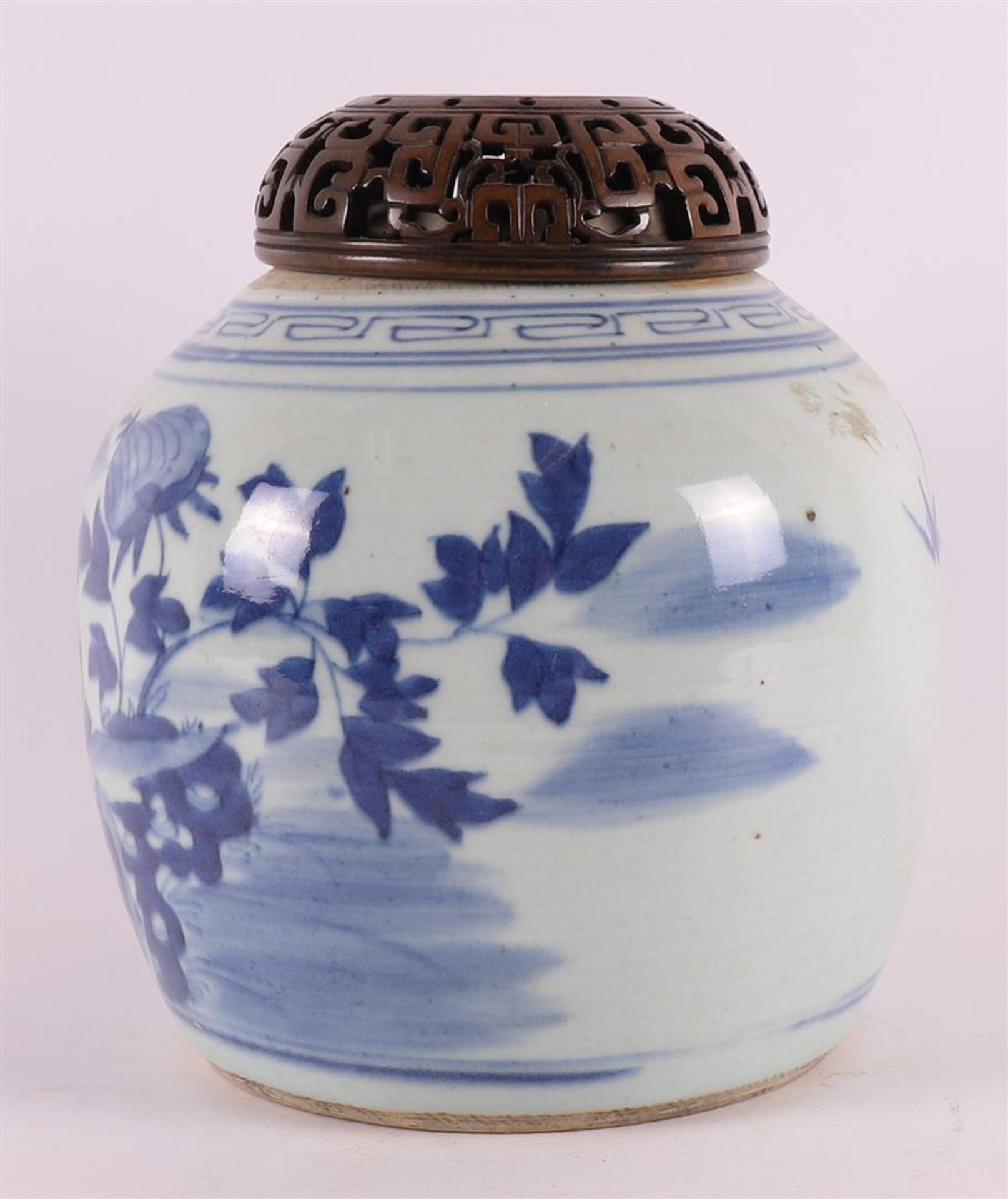 A blue and white porcelain ginger jar with pierced wooden lid, China, 19th centu - Bild 2 aus 7