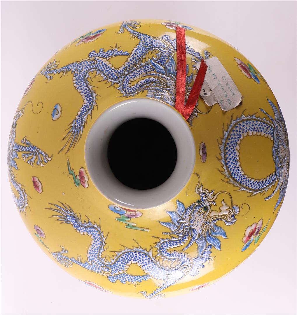 An imperial yellow porcelain baluster vase, antique example Jiaqing. - Image 5 of 6