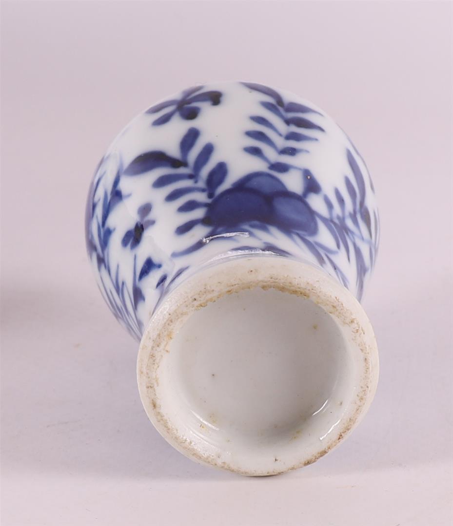 A blue and white porcelain baluster vase, China, 19th century. - Image 12 of 13