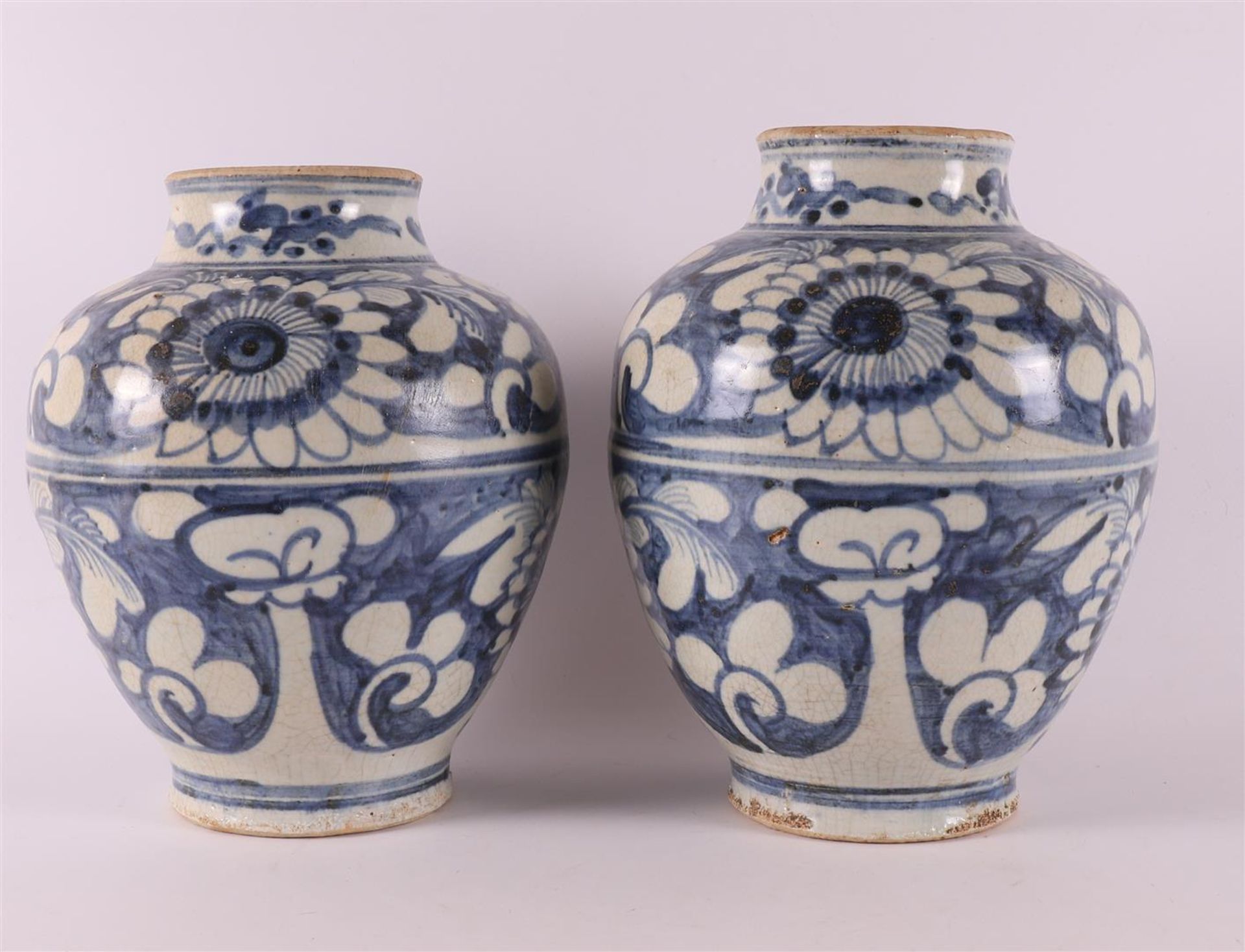 A pair of blue and white baluster-shaped porcelain Swatow vases, China, 17th/18t - Bild 4 aus 7
