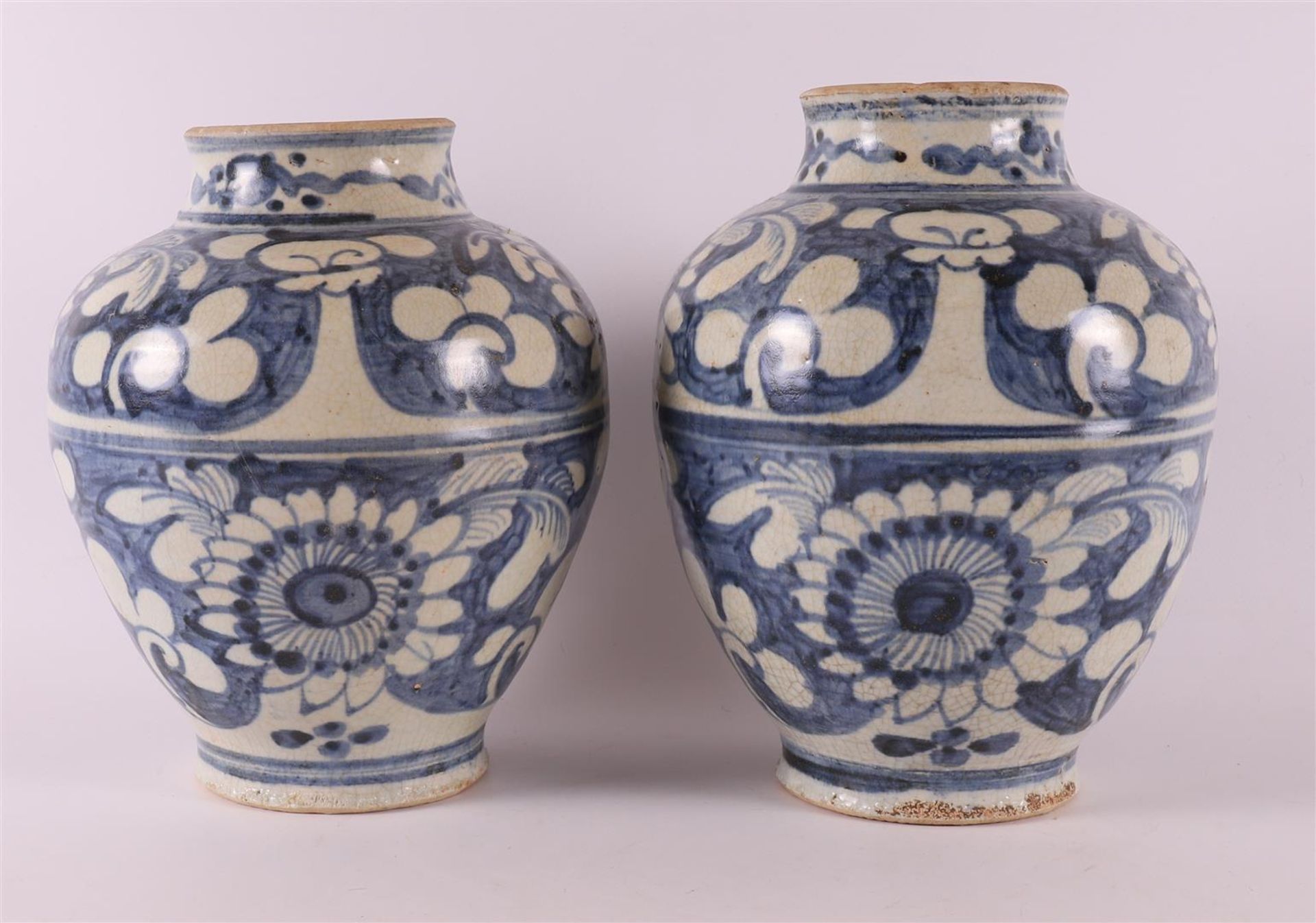 A pair of blue and white baluster-shaped porcelain Swatow vases, China, 17th/18t - Bild 3 aus 7