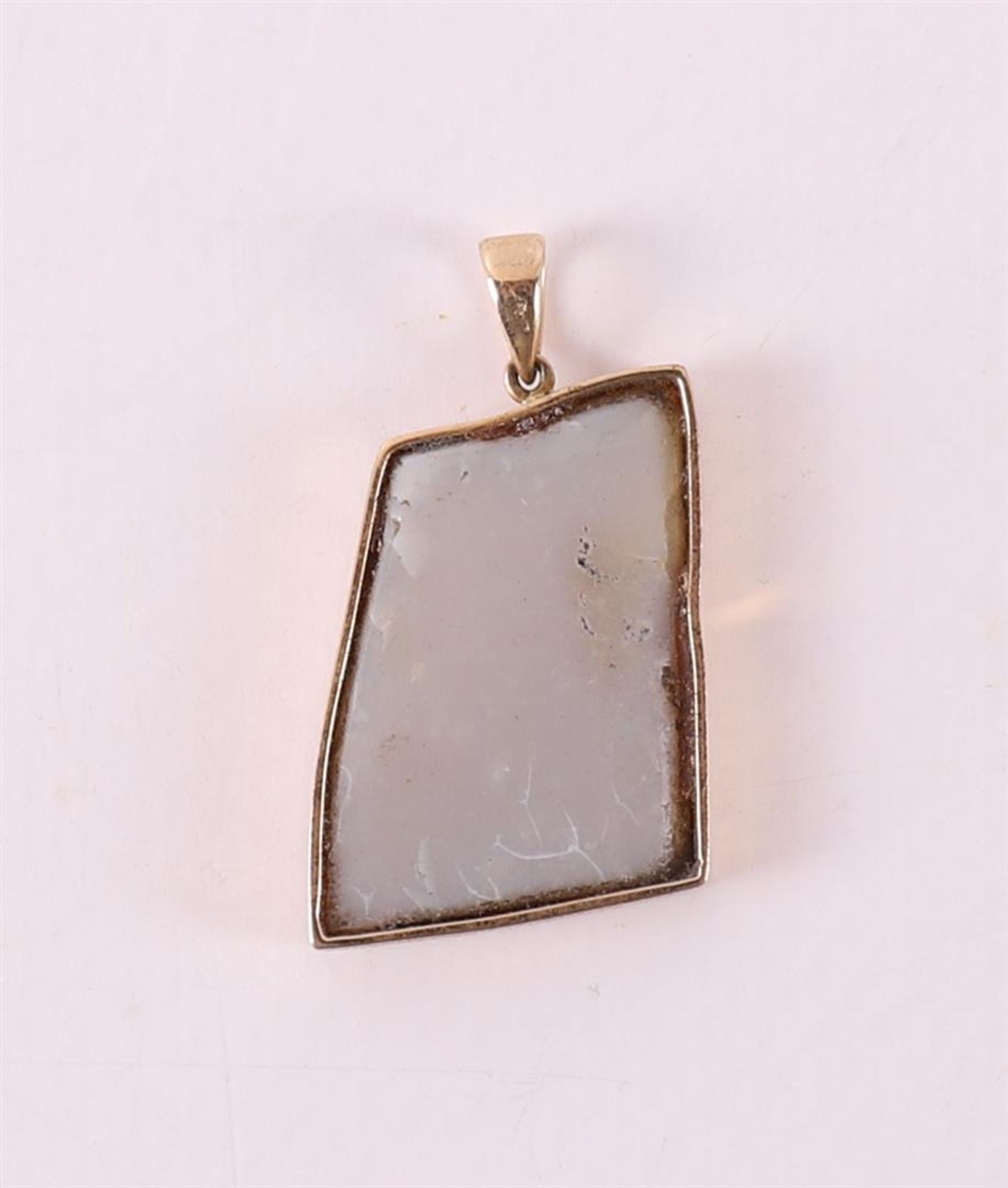 A diamond-shaped 14 kt 585/1000 pendant, set with opal.