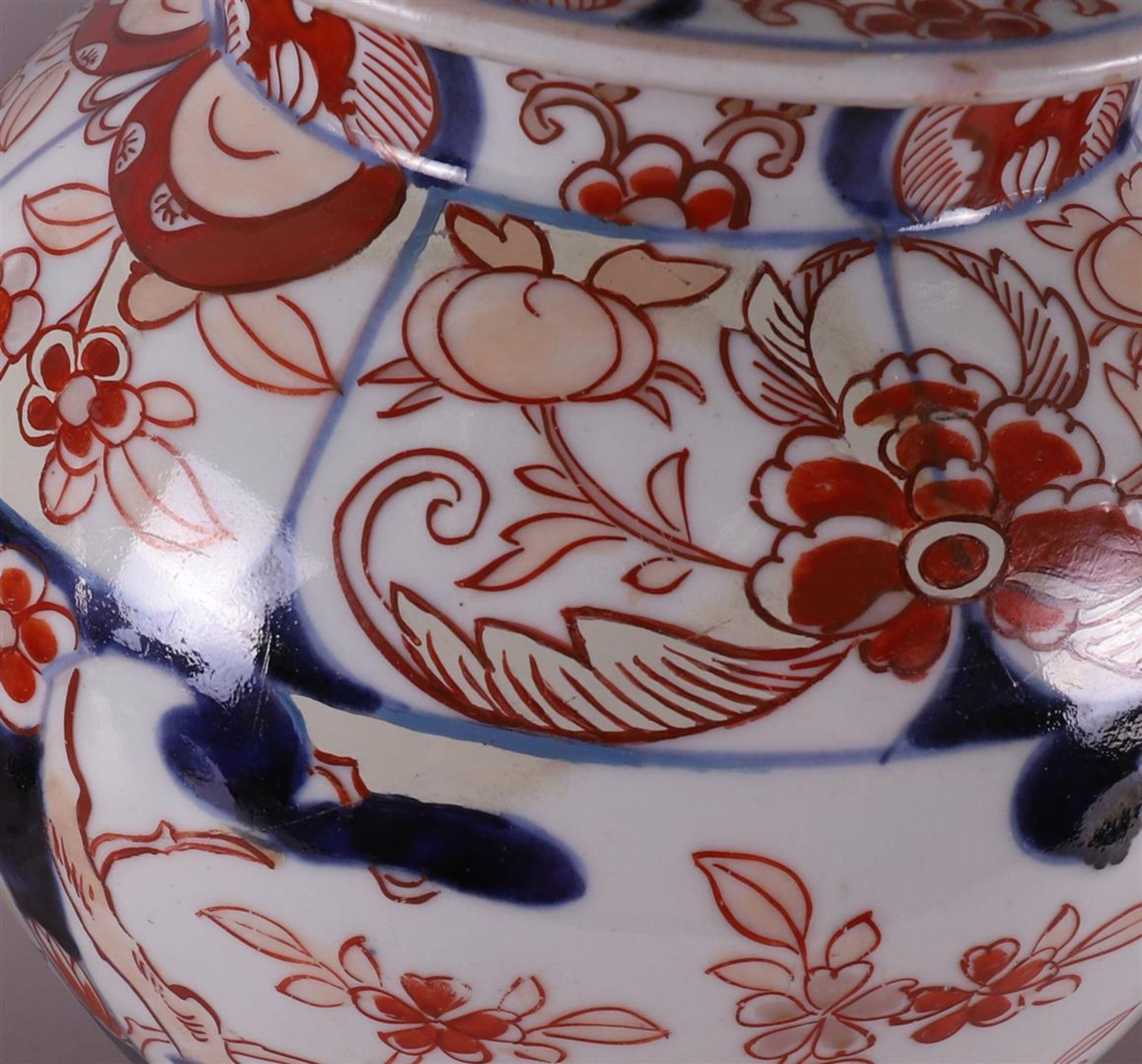 A five piece porcelain Imari garniture, Japan, circa 1700. - Image 4 of 20