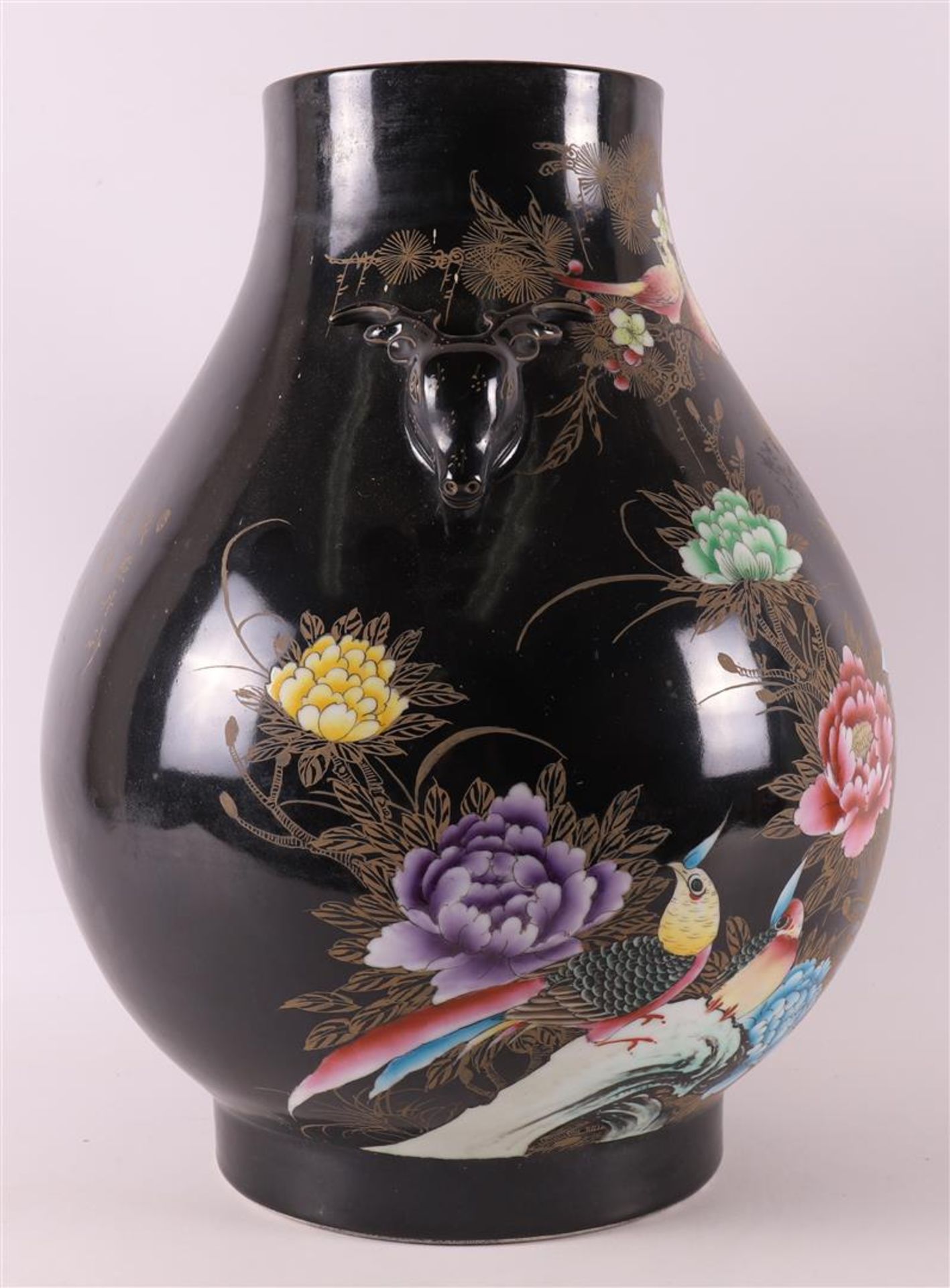 A porcelain famille noir vase with deer heads for ears, after Kangxi, China - Bild 4 aus 6