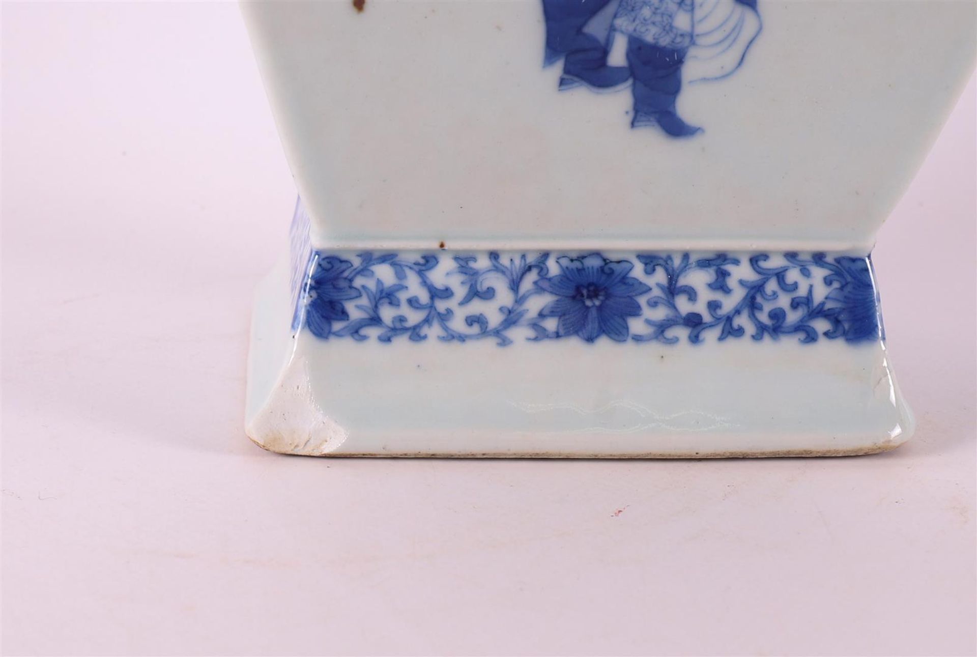A blue and white porcelain vase with dragon ears, China, 19th century. - Image 4 of 7