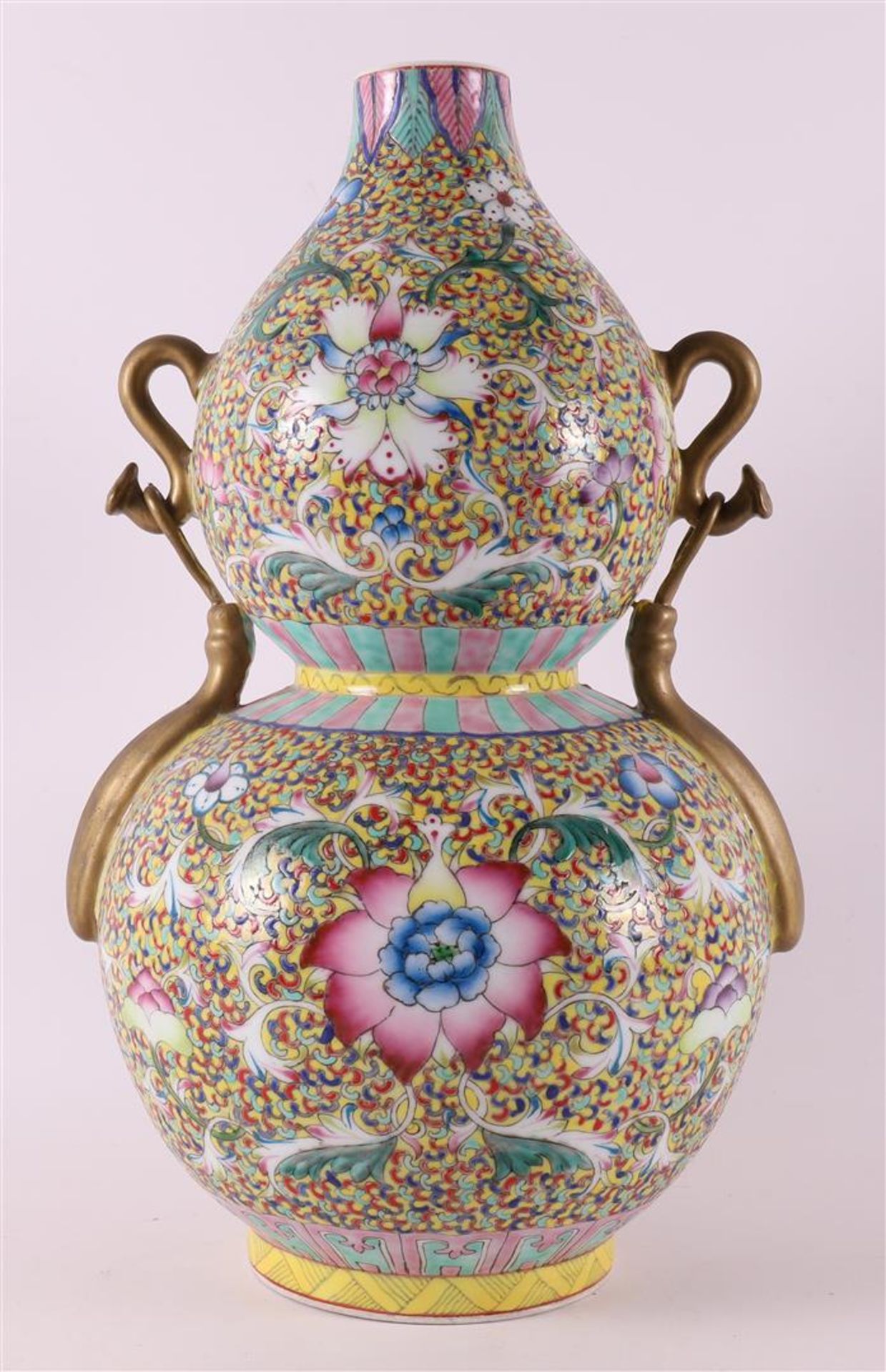 A porcelain millefleures gourd vase with handles, after Daoguang, China, 21st ce - Bild 3 aus 6