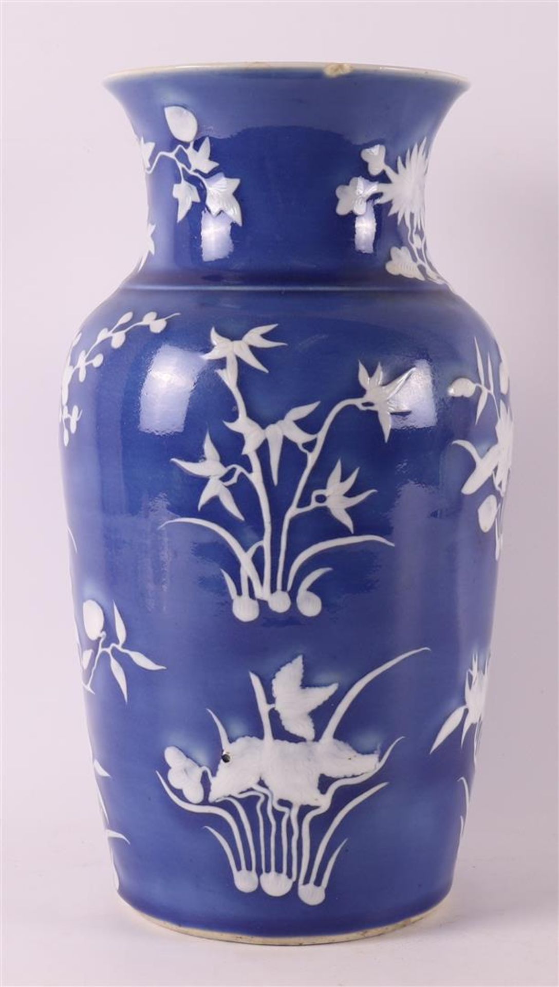 A porcelain vase with white relief floral decoration on a blue background, China - Bild 2 aus 8