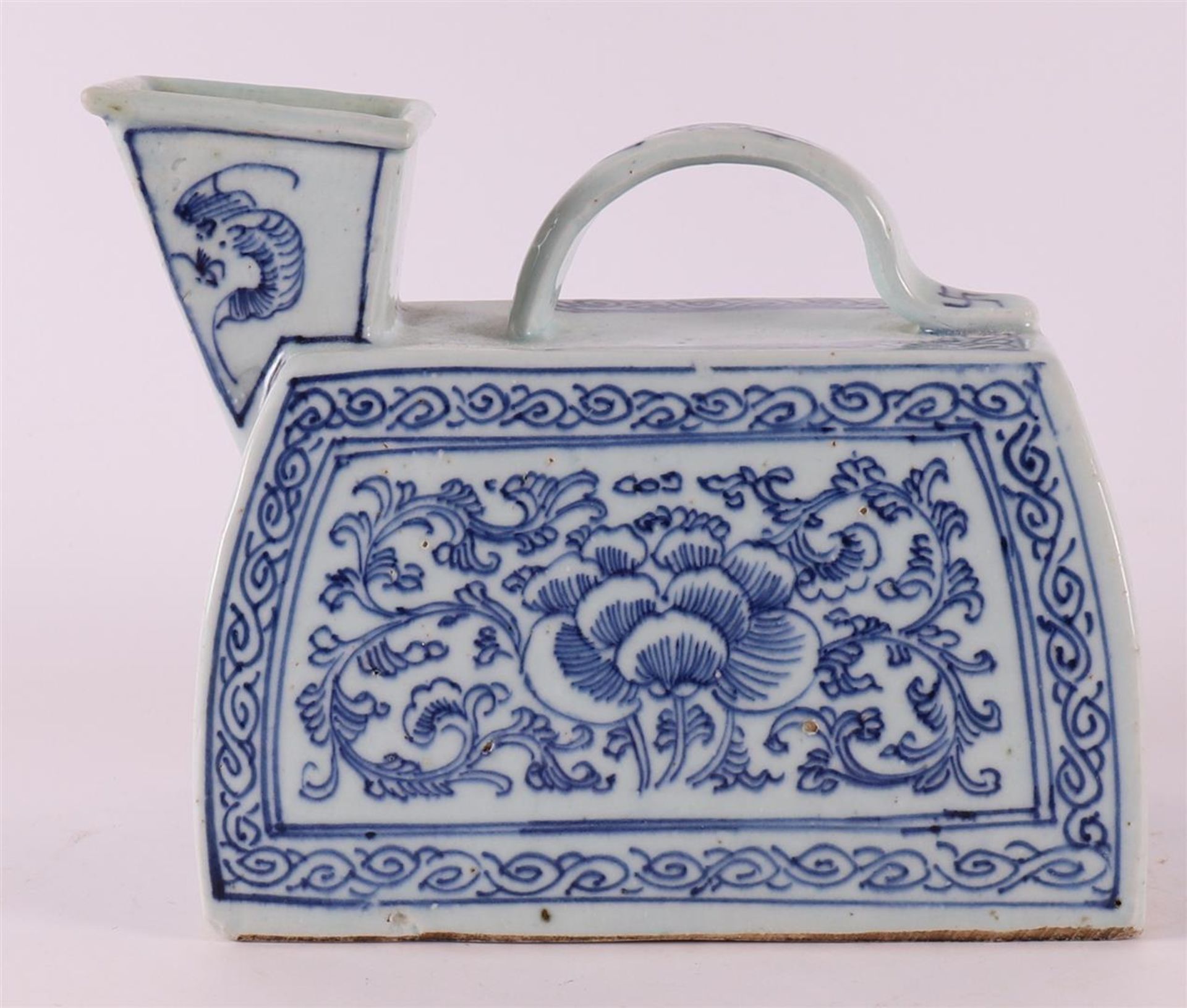 A blue and white porcelain urinal, China, 19th century. - Image 3 of 5