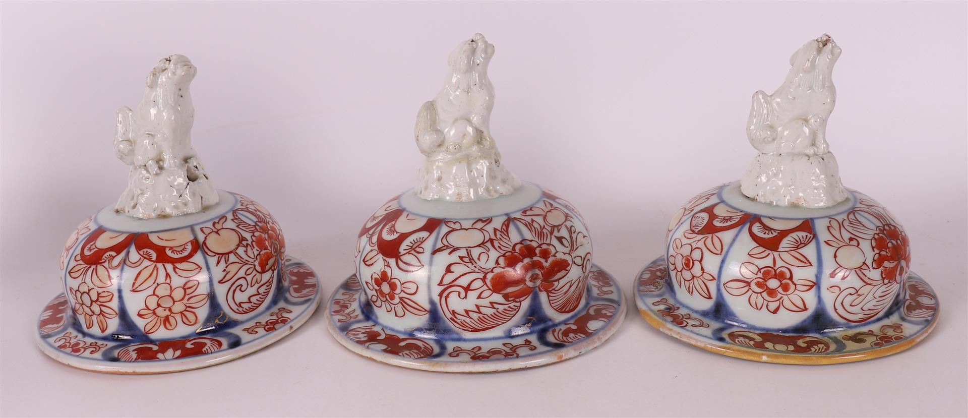 A five piece porcelain Imari garniture, Japan, circa 1700. - Image 10 of 20