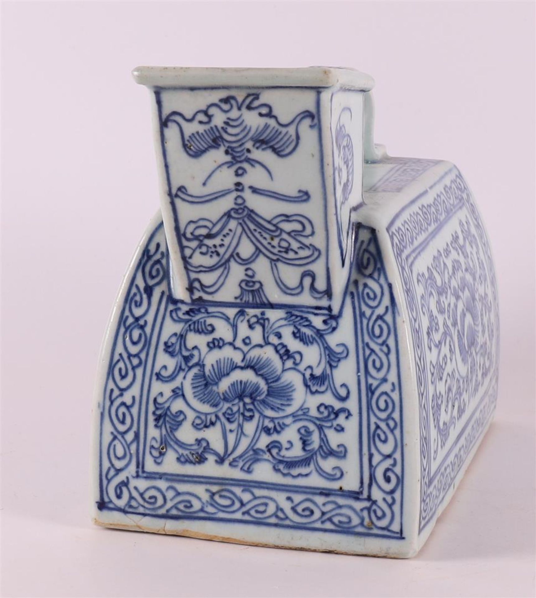 A blue and white porcelain urinal, China, 19th century. - Image 4 of 5