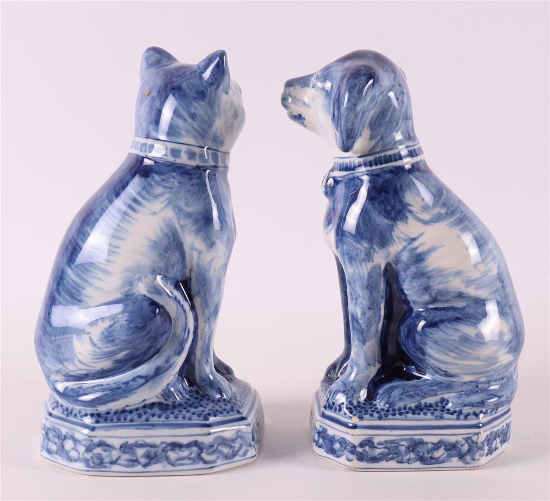 A blue and white earthenware seated dog and cat, Makkum, Tichelaar, 20th century - Image 2 of 6