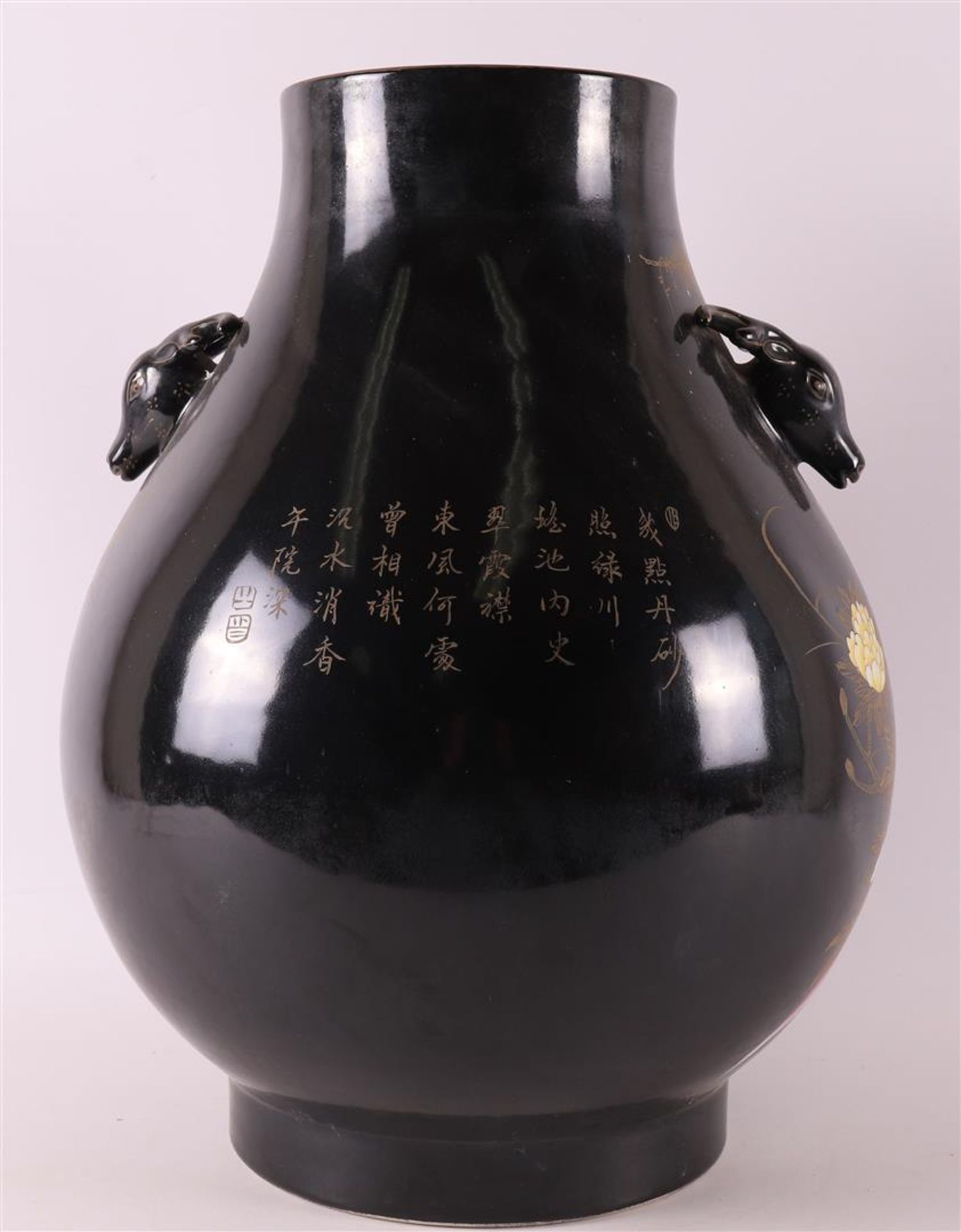 A porcelain famille noir vase with deer heads for ears, after Kangxi, China - Bild 3 aus 6