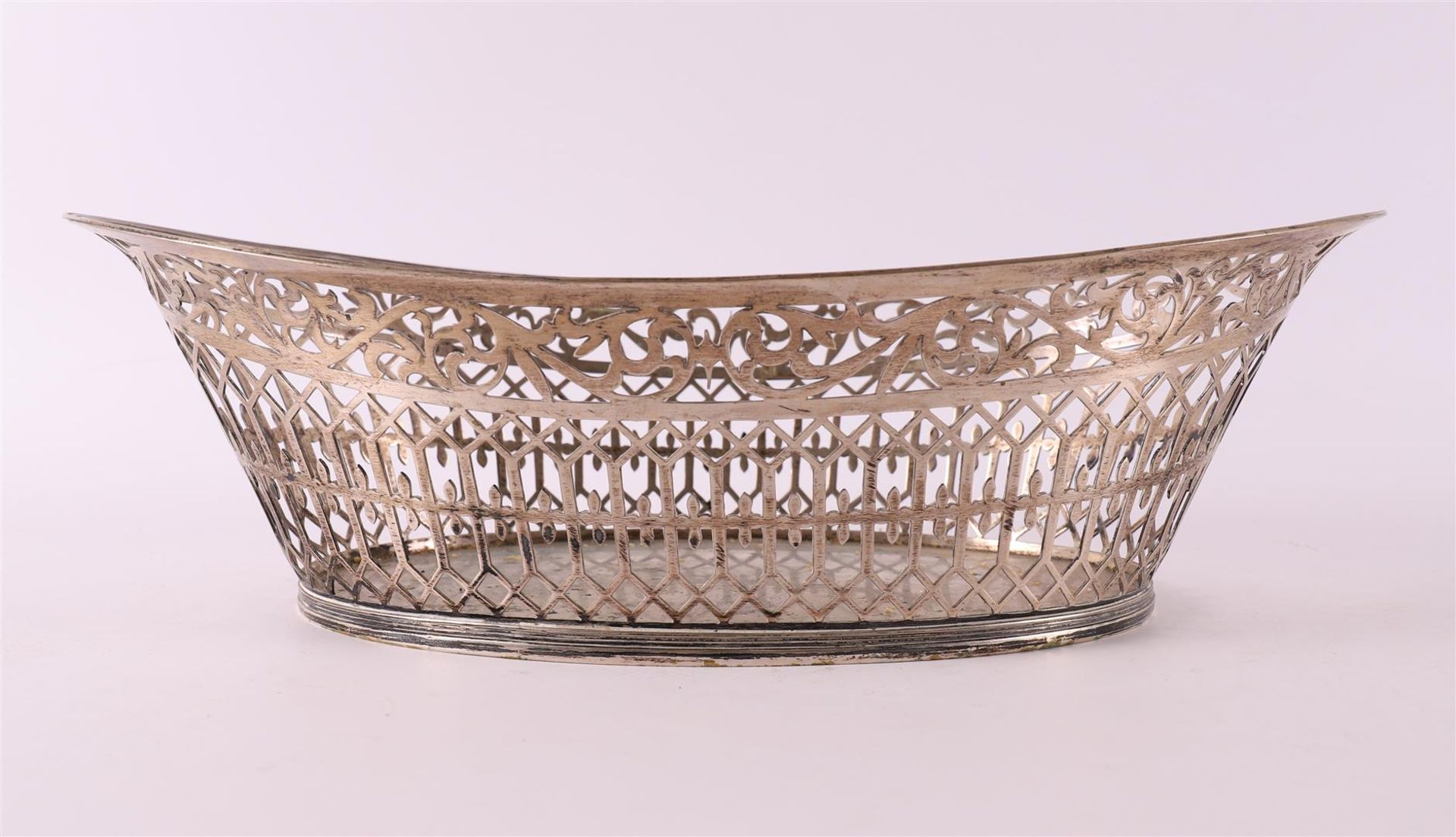 A pierced 2nd grade 835/1000 silver bread basket with fillet rim, 1924. - Bild 3 aus 4