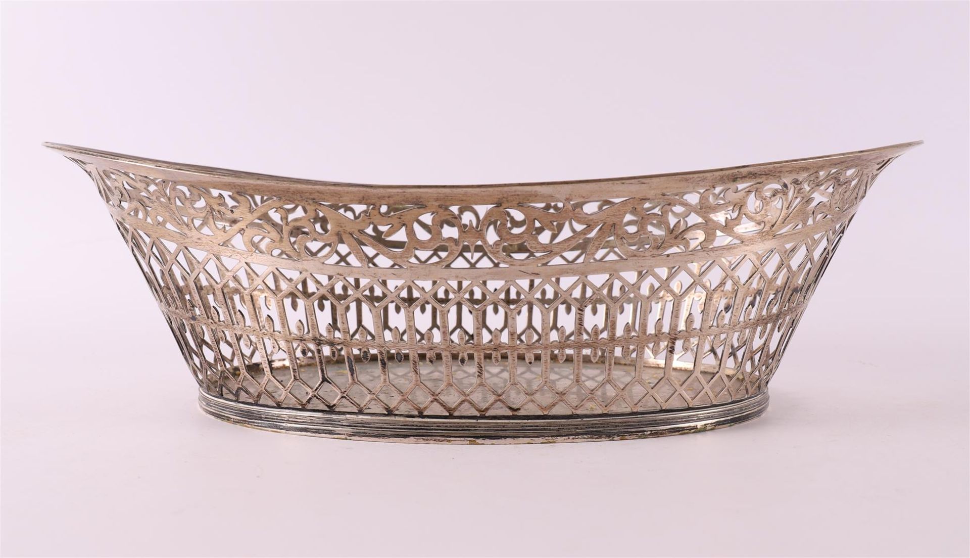 A pierced 2nd grade 835/1000 silver bread basket with fillet rim, 1924. - Image 3 of 4