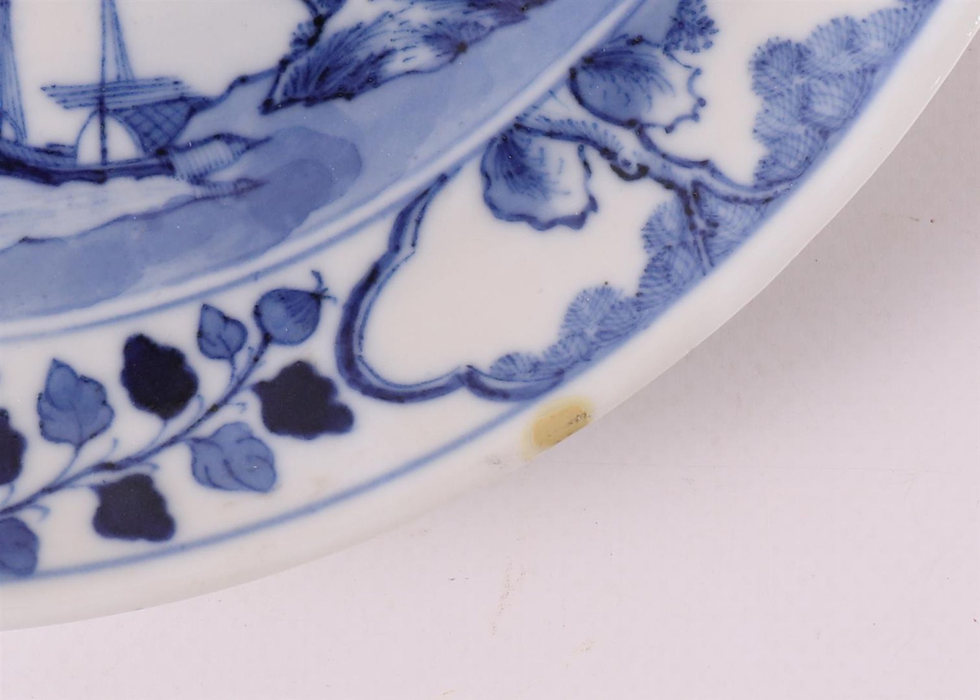 A blue and white porcelain plate, China, 19th century. - Bild 2 aus 6