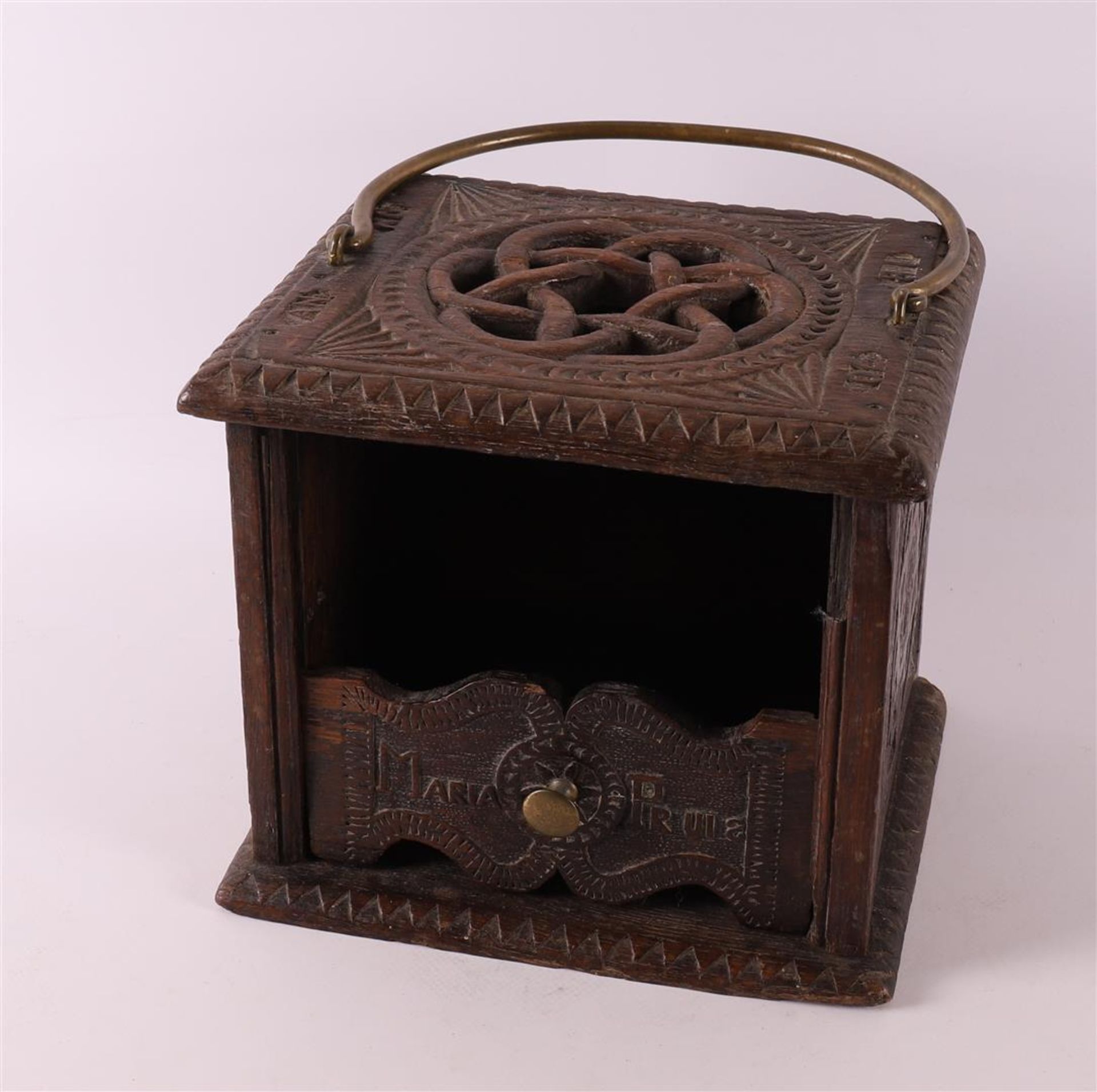 A square oak wood stove with brass handle, anno 1870.